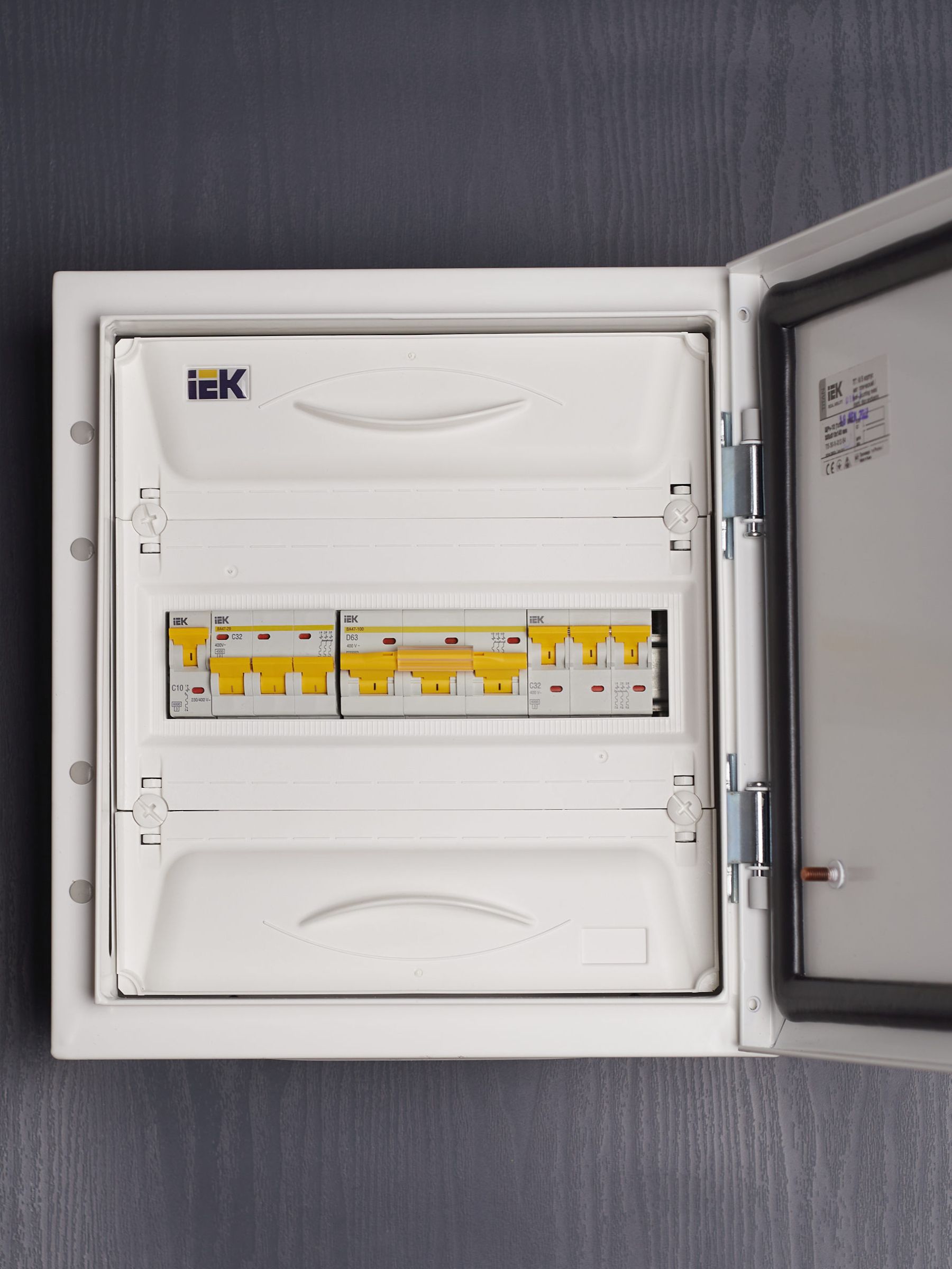             Автоматтық ажыратқыш 3Р ВА 47-100 63А 10кА D сипаттама ИЭК    