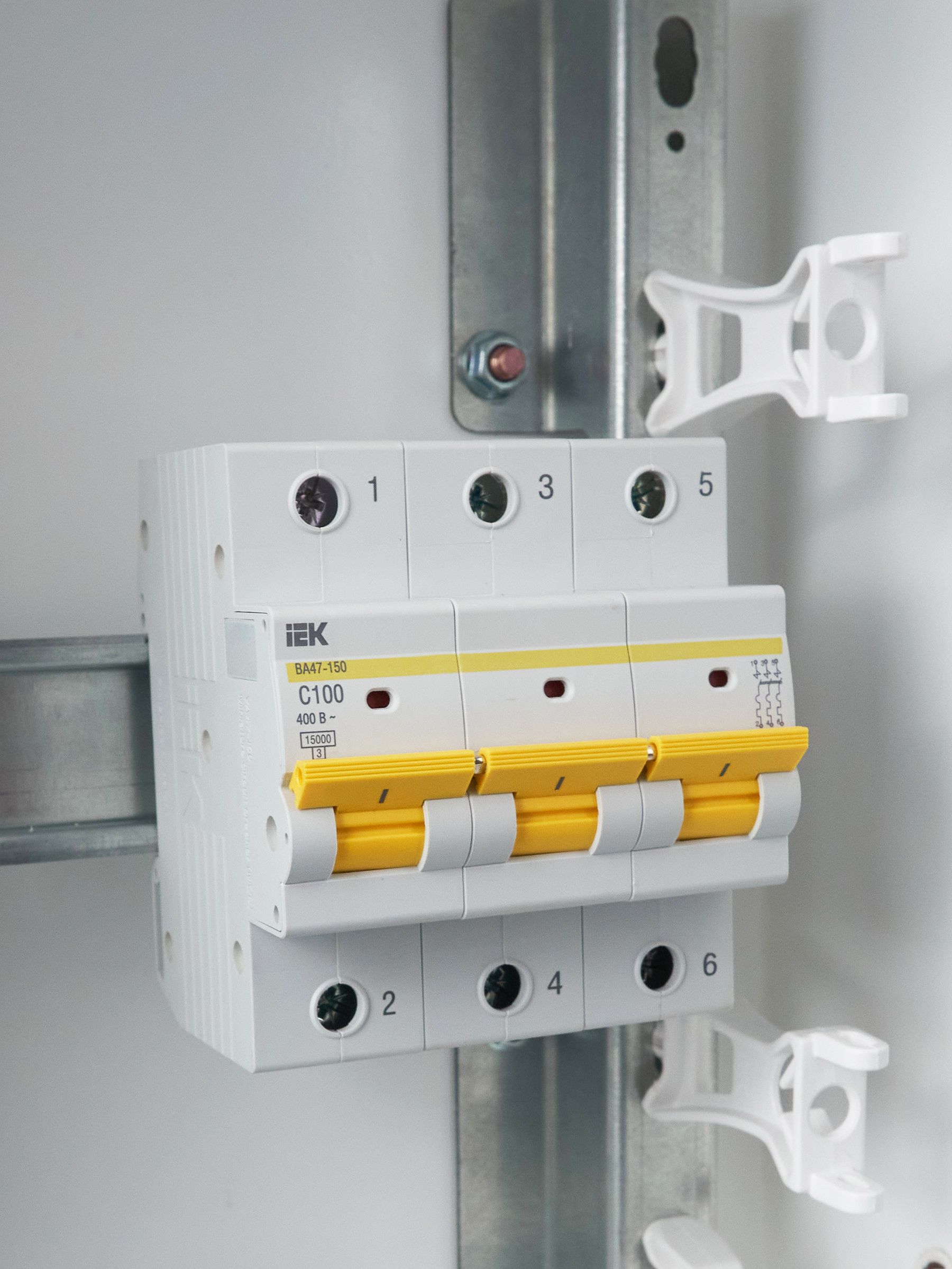             Автоматтық ажыратқыш 3Р ВА 47-150 100А 15кА сипаттама C  ИЭК    