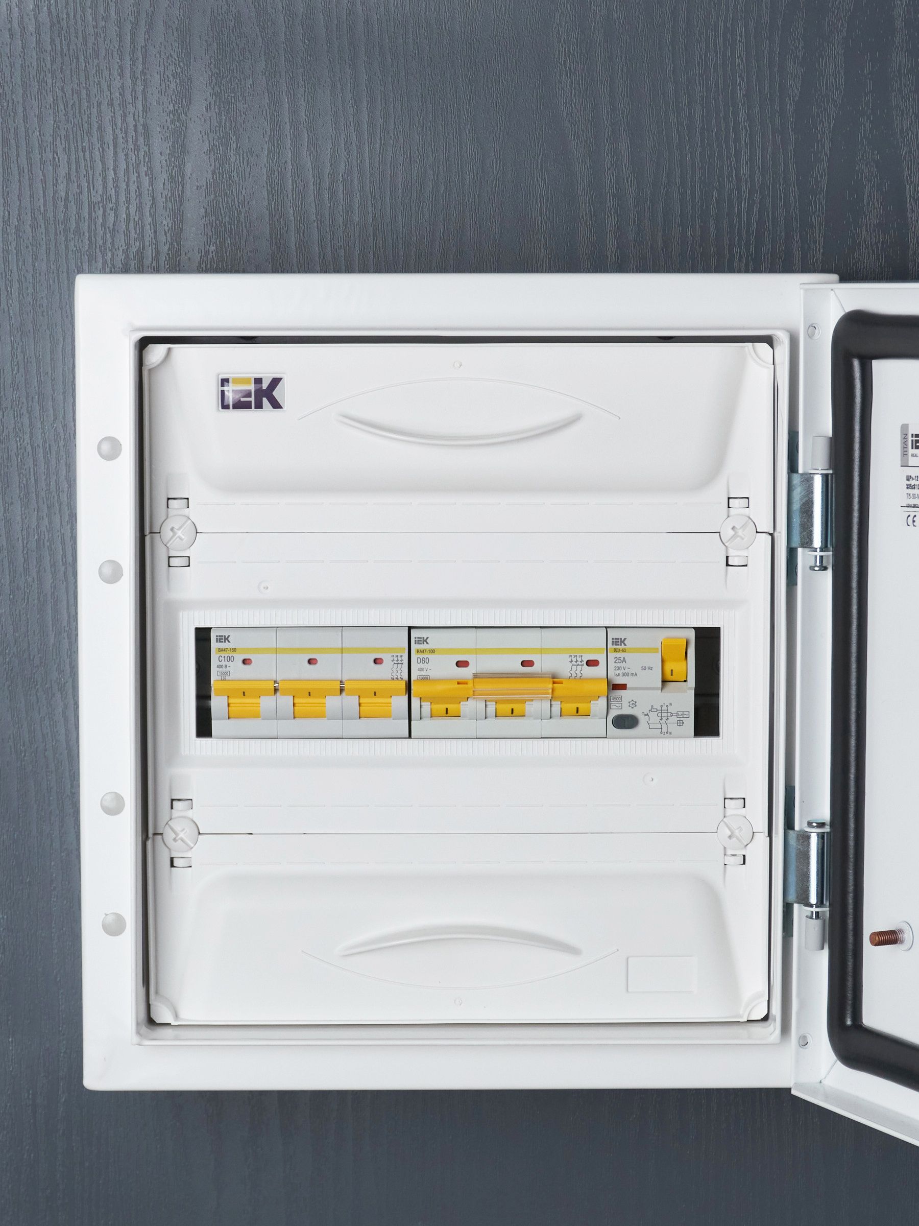             Автоматтық ажыратқыш 3Р ВА 47-150 100А 15кА сипаттама C  ИЭК    