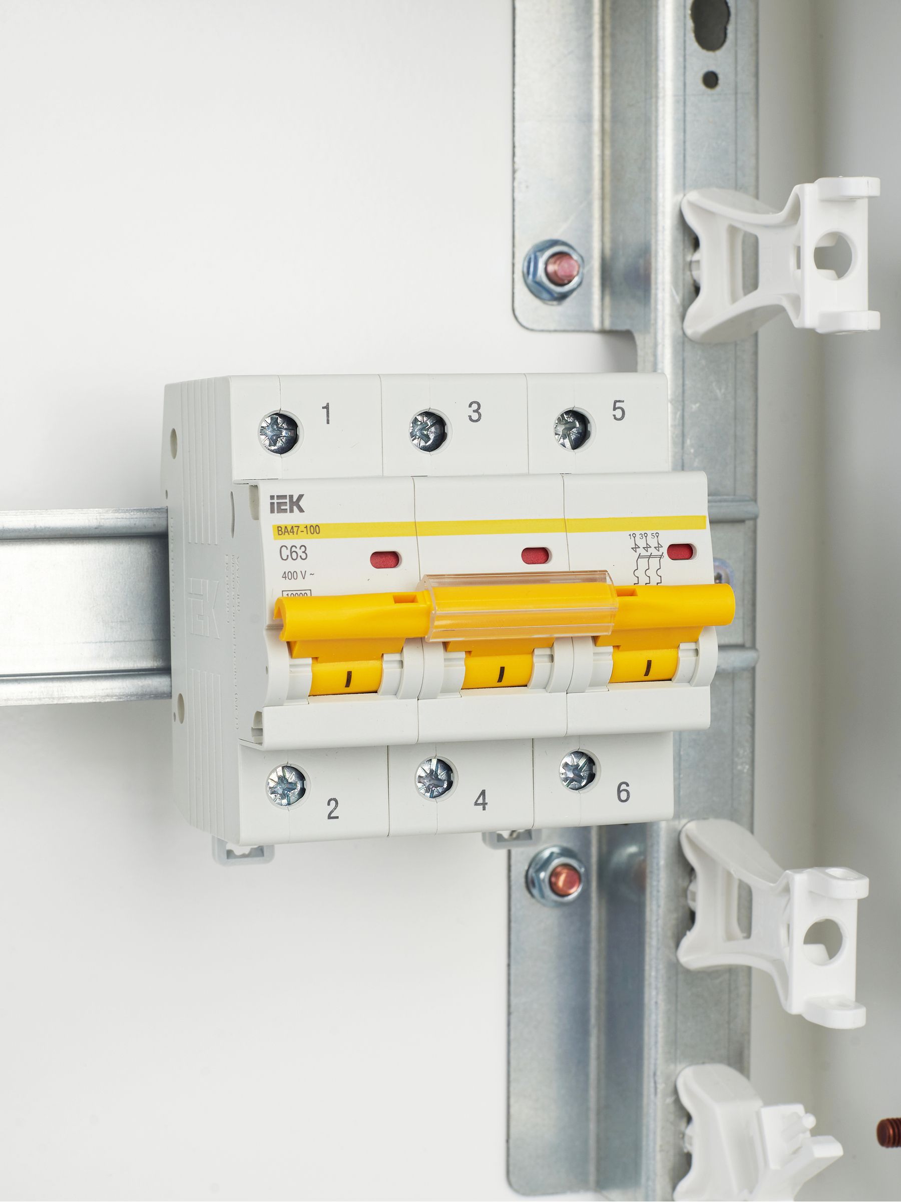             Автоматтық ажыратқыш 3Р ВА 47-100 63А ИЭК    