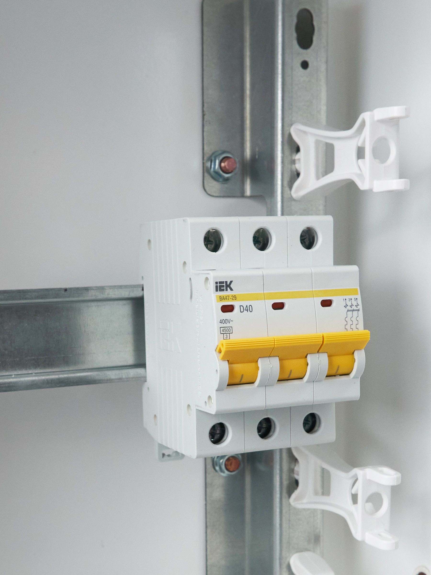             Автоматтық ажыратқыш 3Р ВА 47-29 40 А сипаттама D ИЭК    