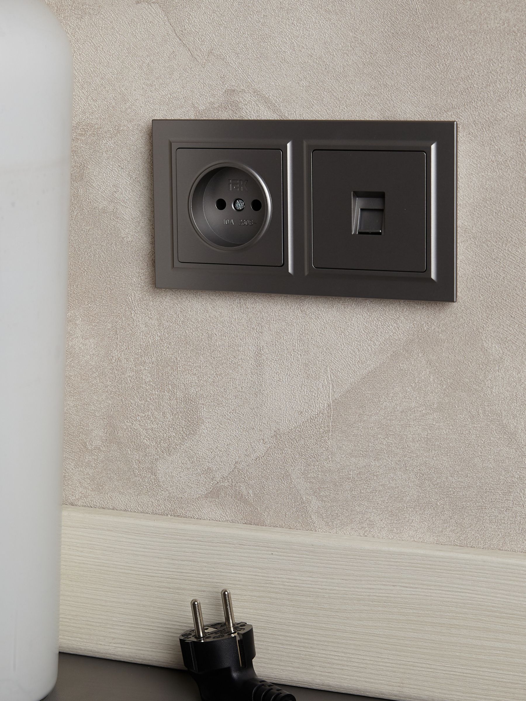             BRITE 1 ұялы жерлендірусіз перделері жоқ  розетка 10А РС10-1-0-БрС болат ИЭК    