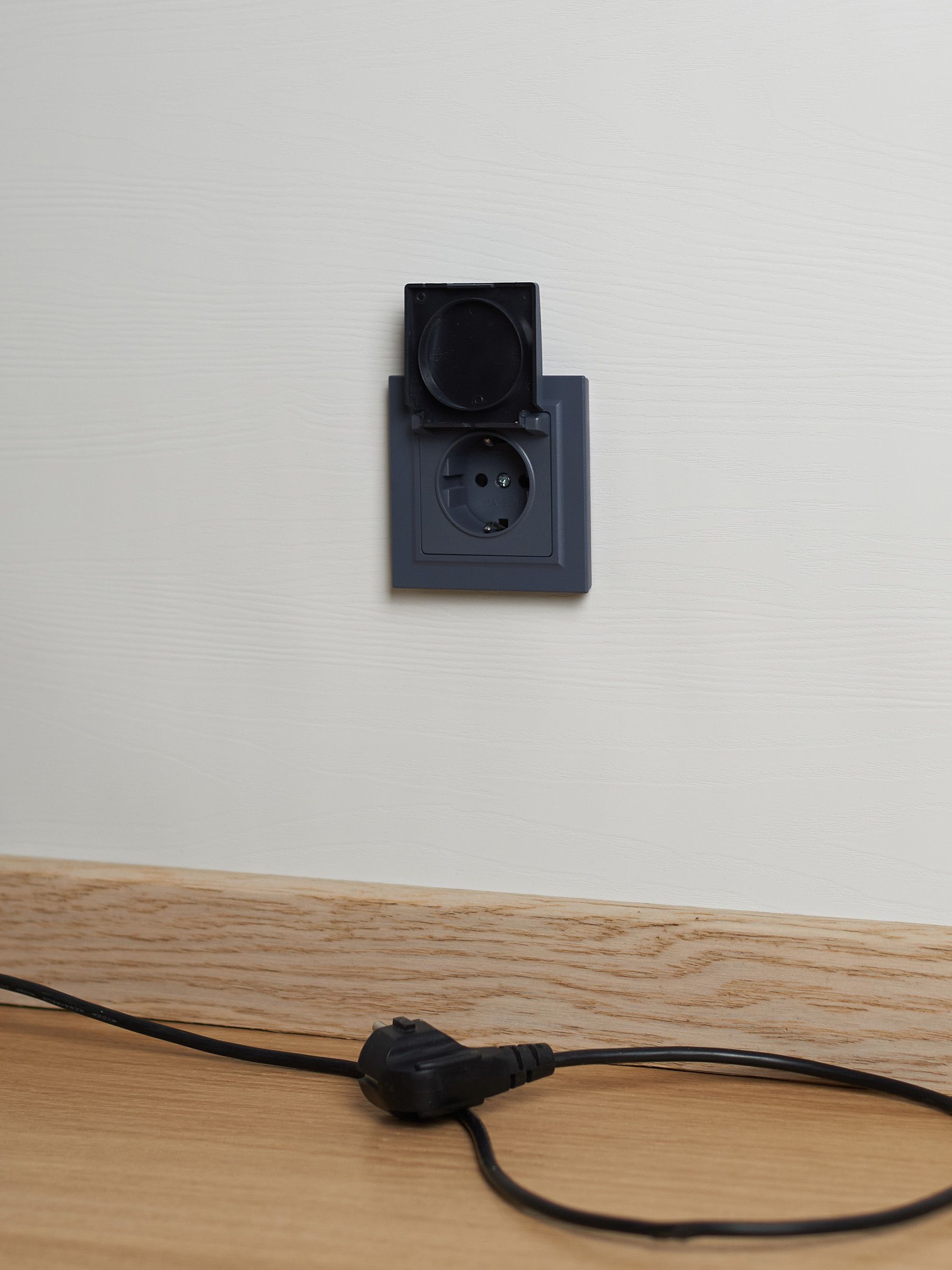             BRITE 1 ұялы жерлендірумен қақпақ мен перделері бар розетка 16А IP20 РСбш10-3-БрМ маренго ИЭК    