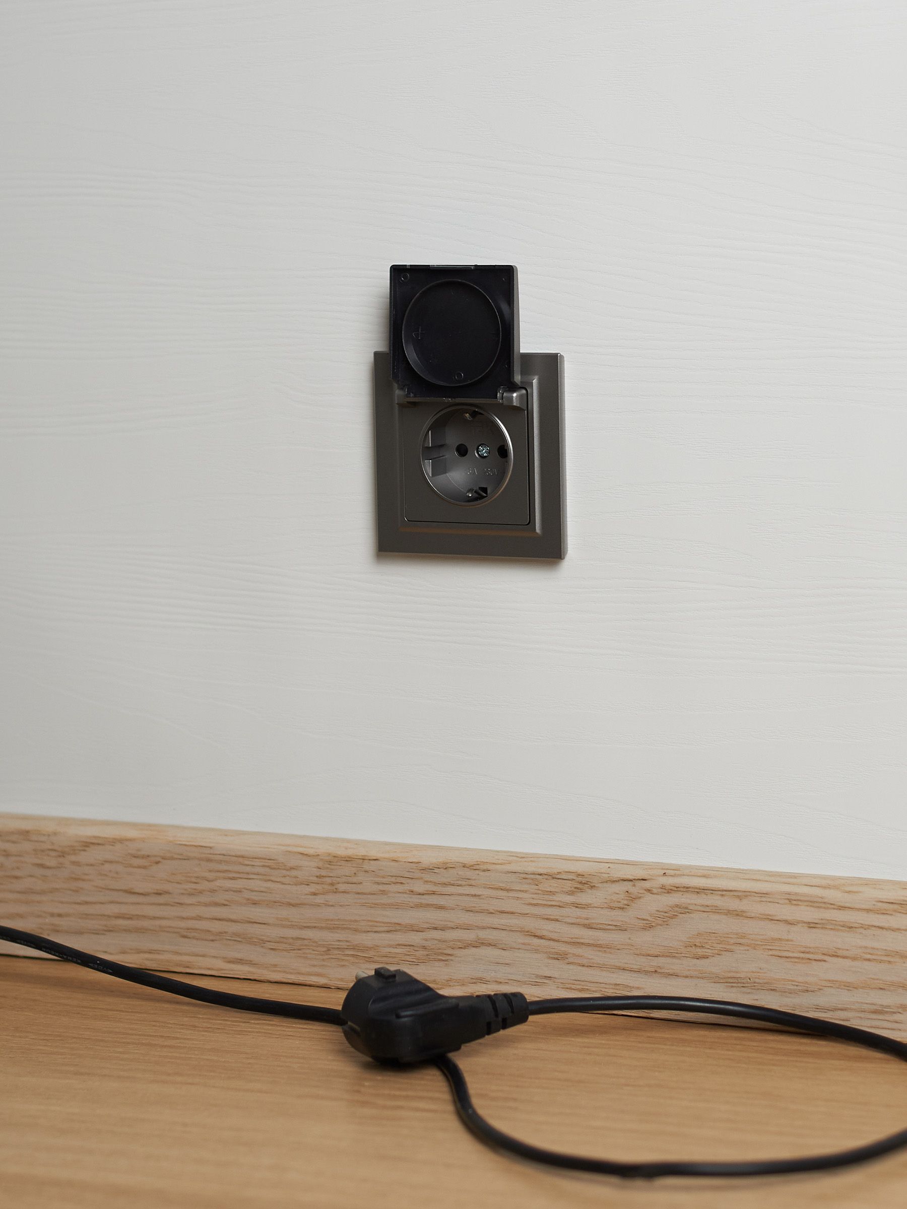             BRITE 1 ұялы жерлендірумен қақпақ мен перделері бар розетка 16А IP20 РСбш10-3-БрС болат ИЭК    