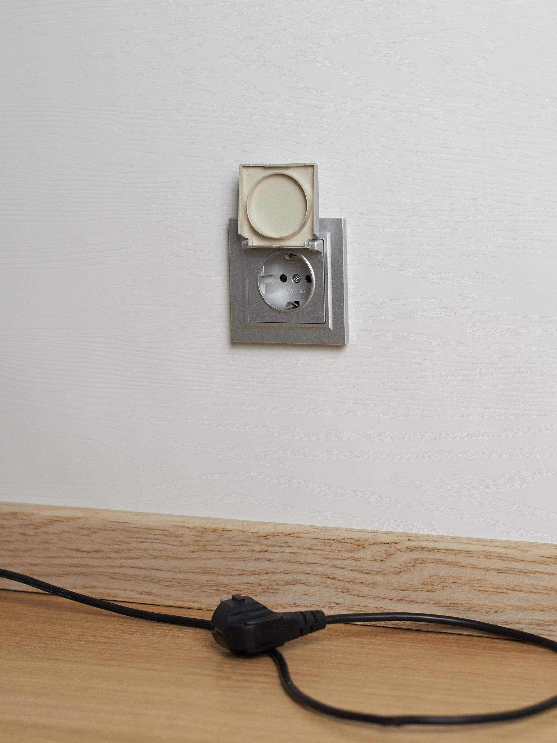             BRITE 1 ұялы жерлендірумен қақпақ мен перделері бар розетка 16А IP44 РСбш10-3-44-БрА алюминий ИЭК    