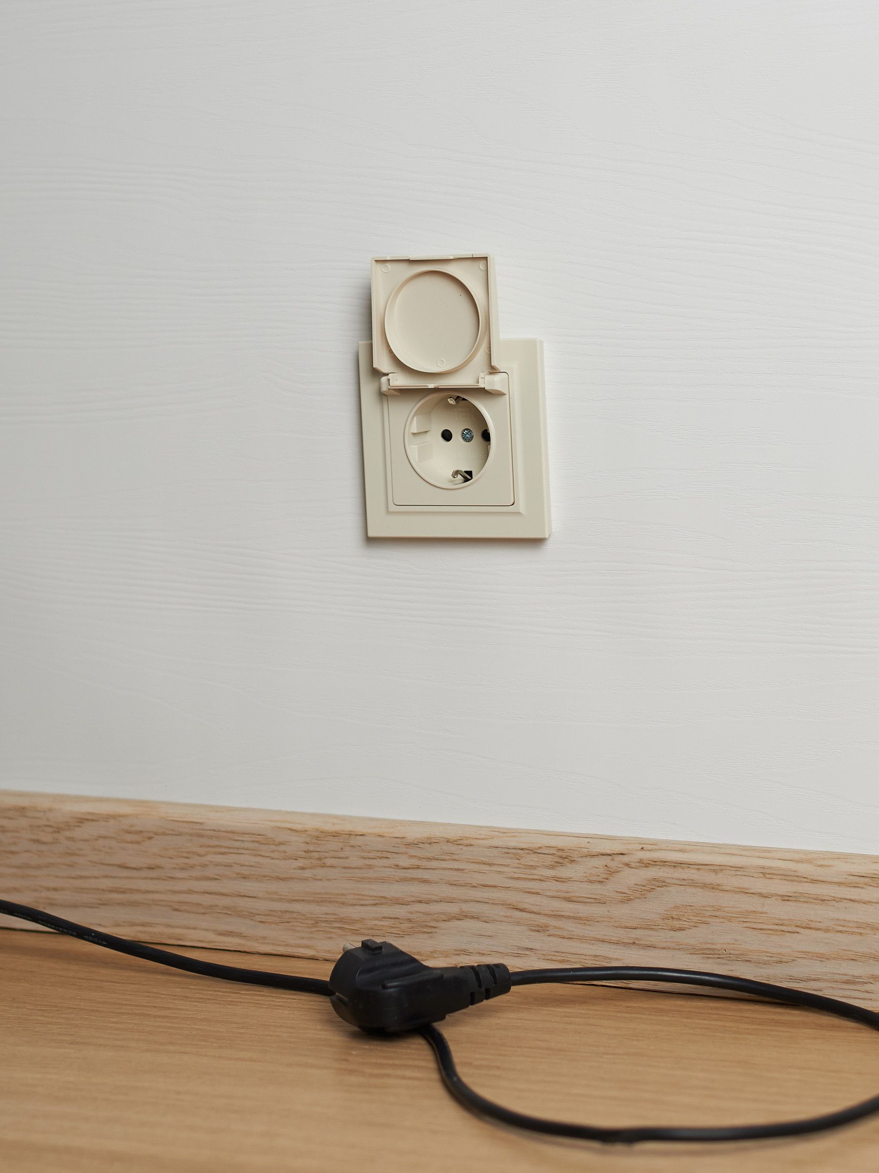             BRITE 1 ұялы жерлендірумен қақпақ мен перделері бар розетка 16А IP44 РСбш10-3-44-БрКр сарғыш ИЭК    
