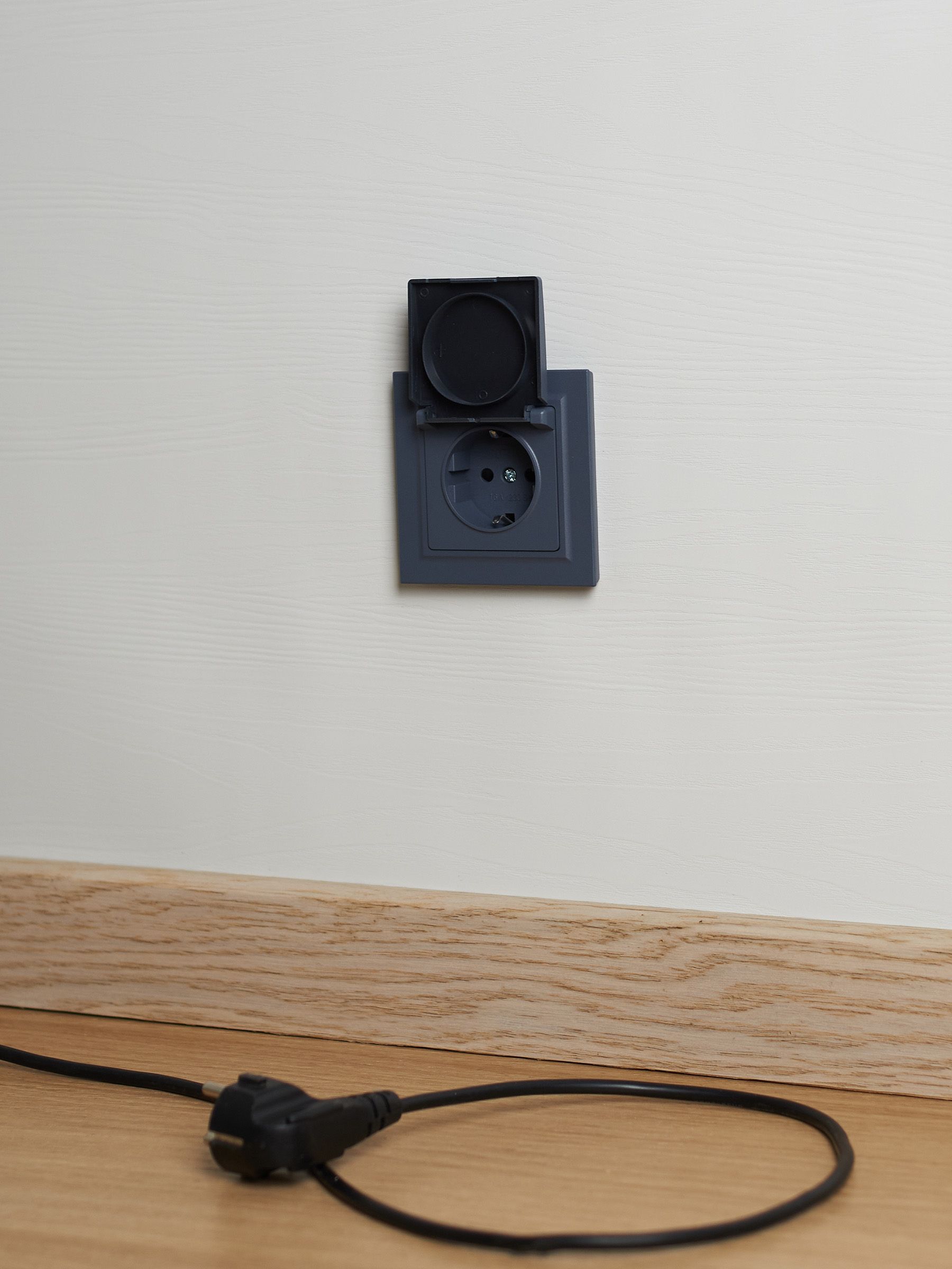             BRITE 1 ұялы жерлендірумен қақпақ мен перделері бар розетка 16А IP44 РСбш10-3-44-БрМ маренго ИЭК    