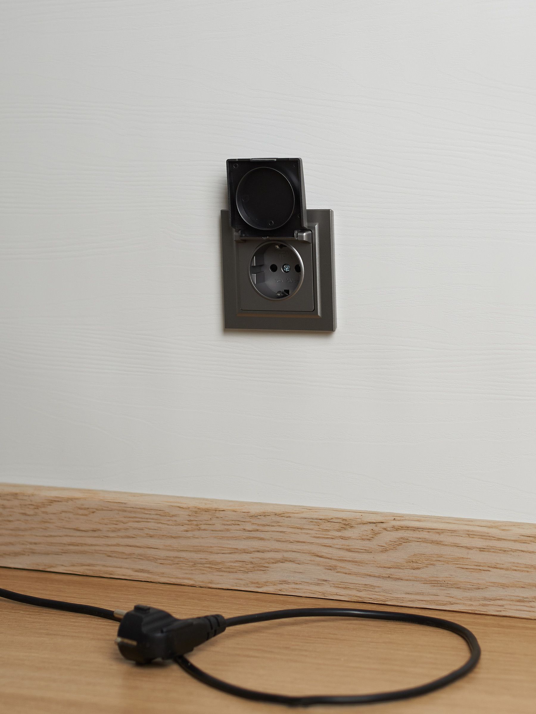             BRITE 1 ұялы жерлендірумен қақпақ мен перделері бар розетка 16А IP44 РСбш10-3-44-БрС болат    
