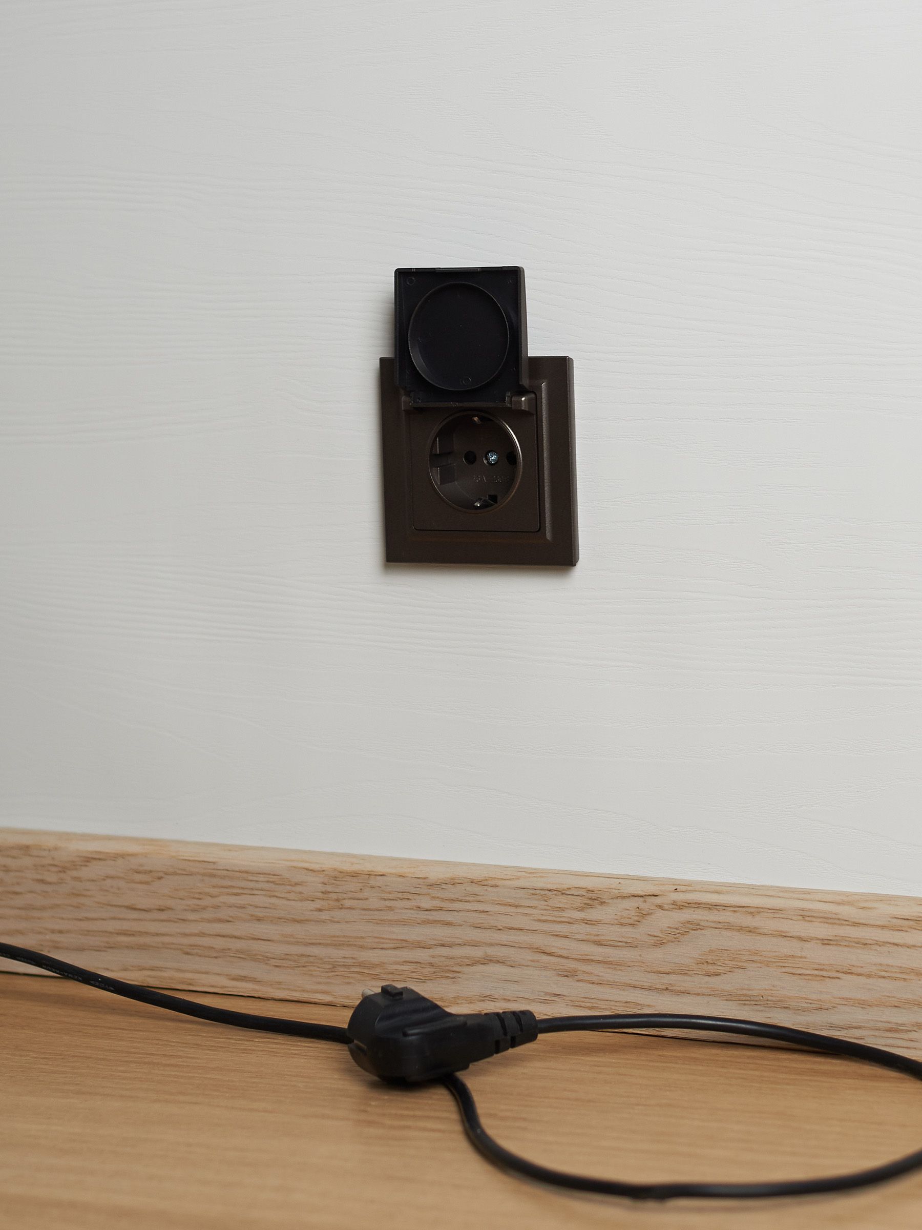             BRITE 1 ұялы жерлендірумен қақпақ мен перделері бар розетка 16А IP44 РСбш10-3-44-БрТБ қара қола ИЭК    