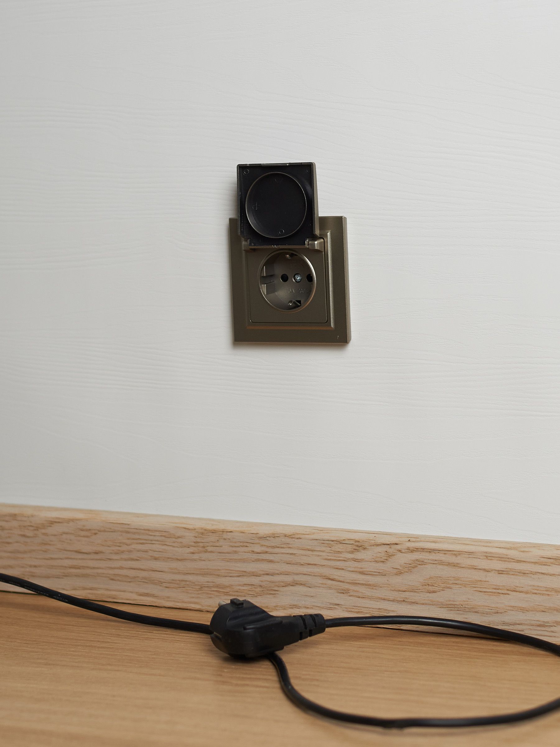             BRITE 1 ұялы жерлендірумен қақпақ мен перделері бар розетка 16А IP44 РСбш10-3-44-БрШ шампан ИЭК    