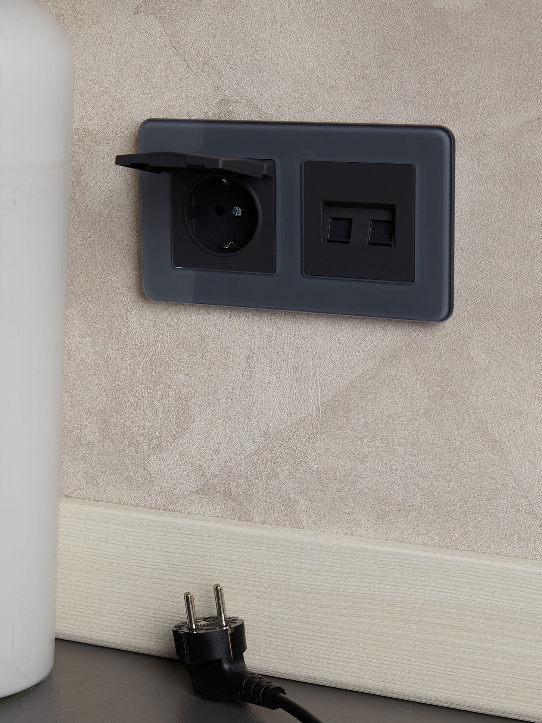             BRITE 1 ұялы жерлендірумен қақпақ мен перделері бар розетка 16А IP20 РСбш10-3-БрГ графит ИЭК    