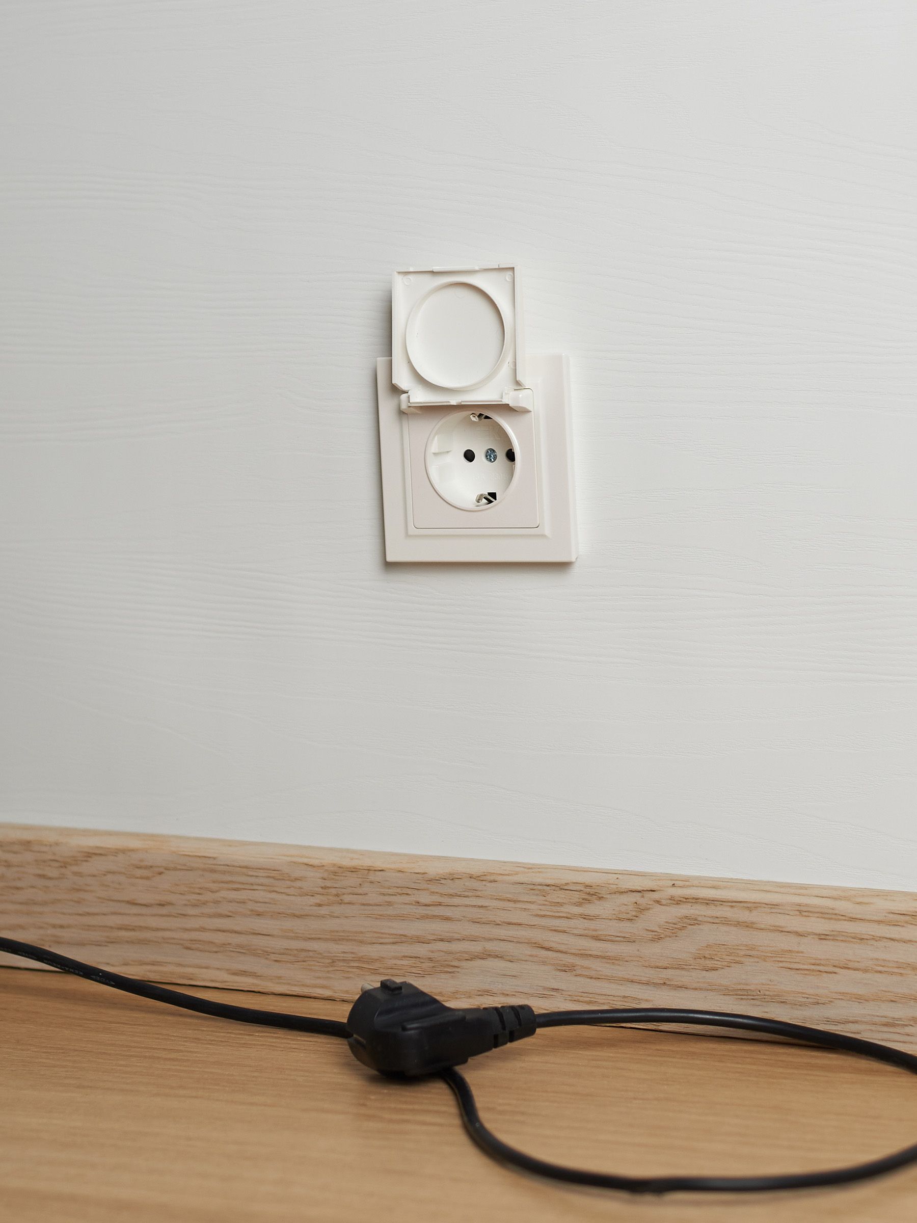             BRITE 1 ұялы жерлендірумен қақпақ мен перделері бар розетка 16А IP20 РСбш10-3-БрЖ інжу ИЭ    