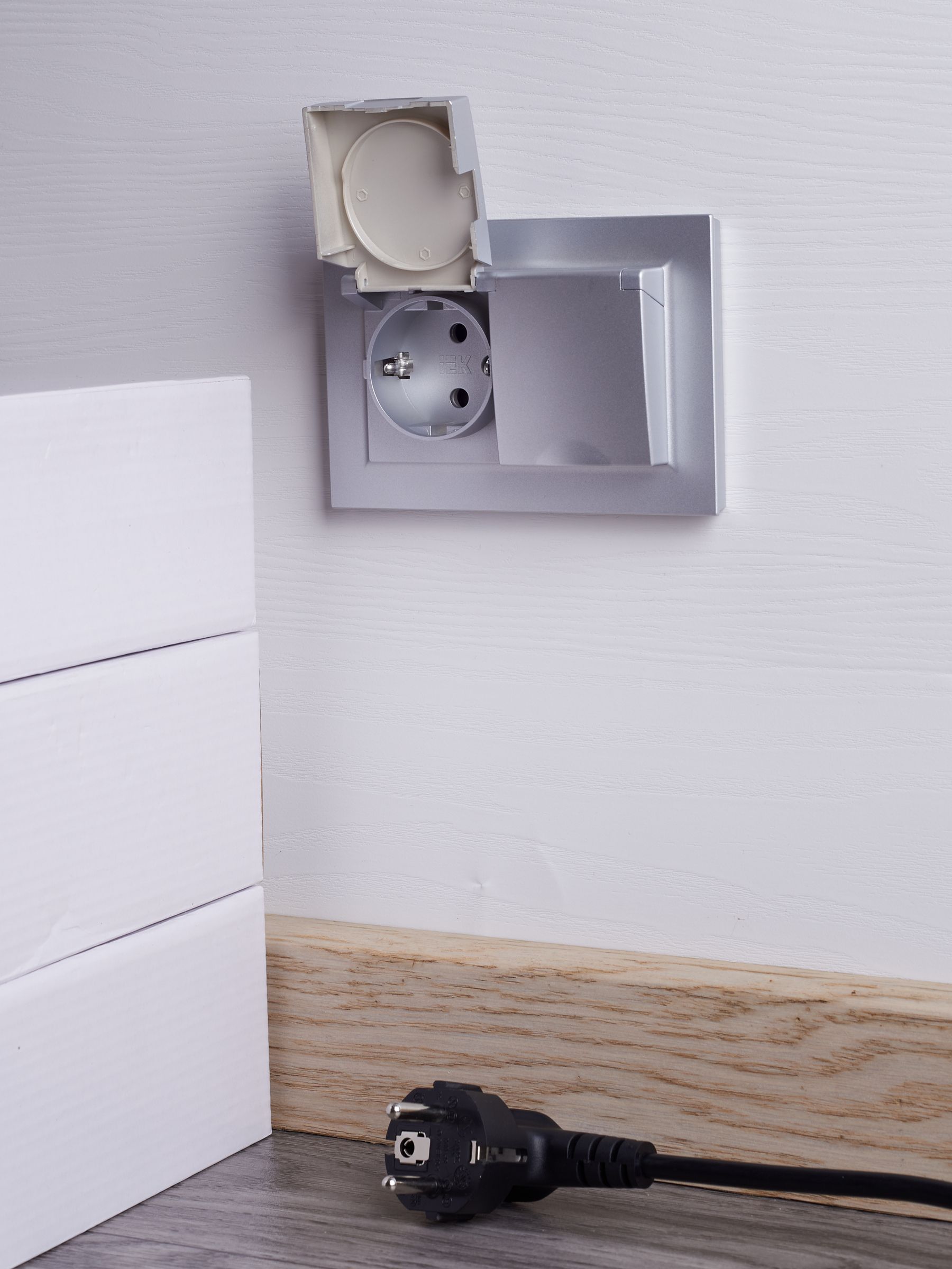             BRITE 2 ұялы қақпақ бар розетка 16А толық IP44 РСбш12-3-44-БрА алюминий ИЭК    