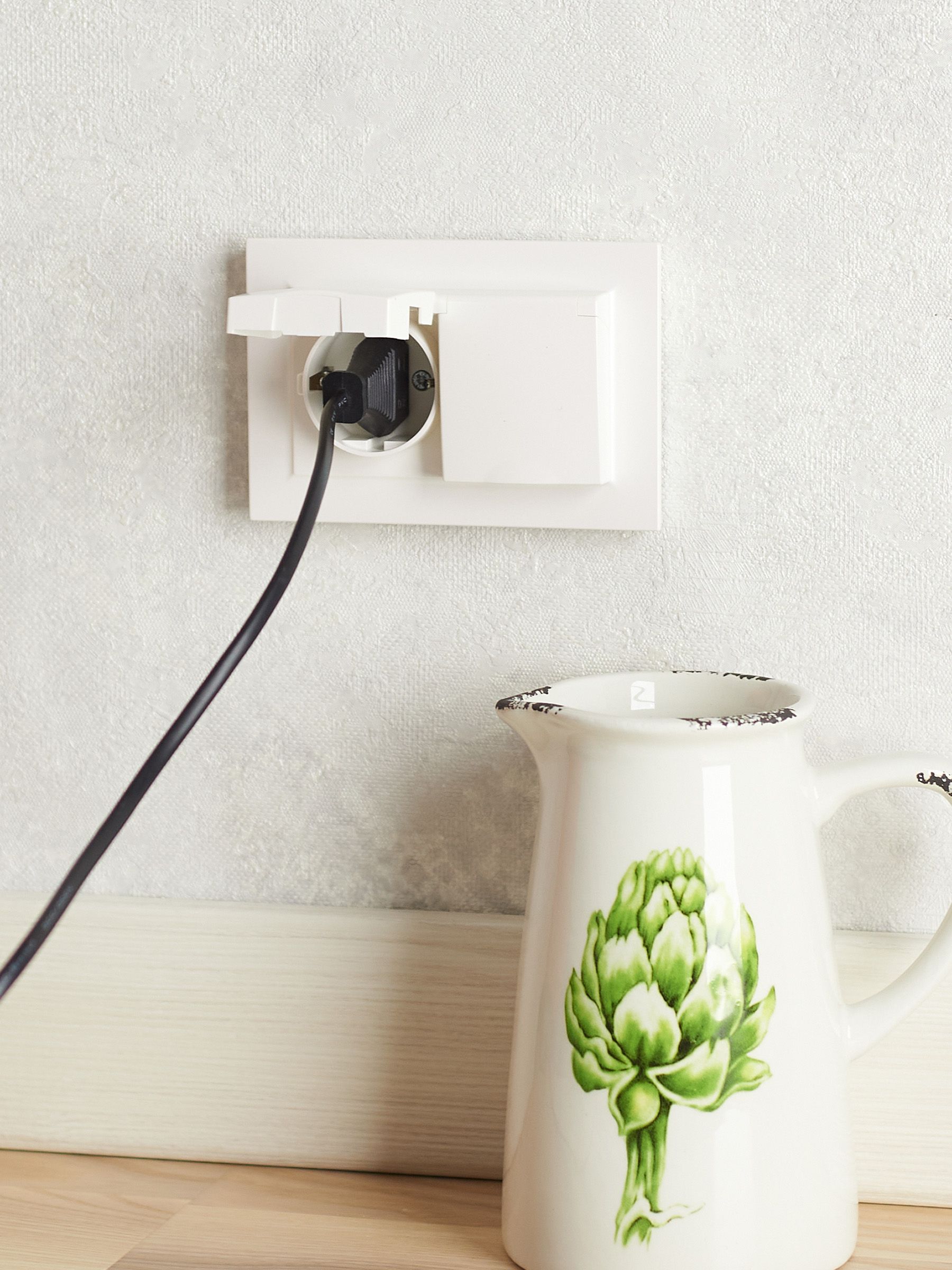             BRITE 2 ұялы қақпақ бар розетка 16А толық IP44 РСбш12-3-44-БрЖ інжу ИЭК    