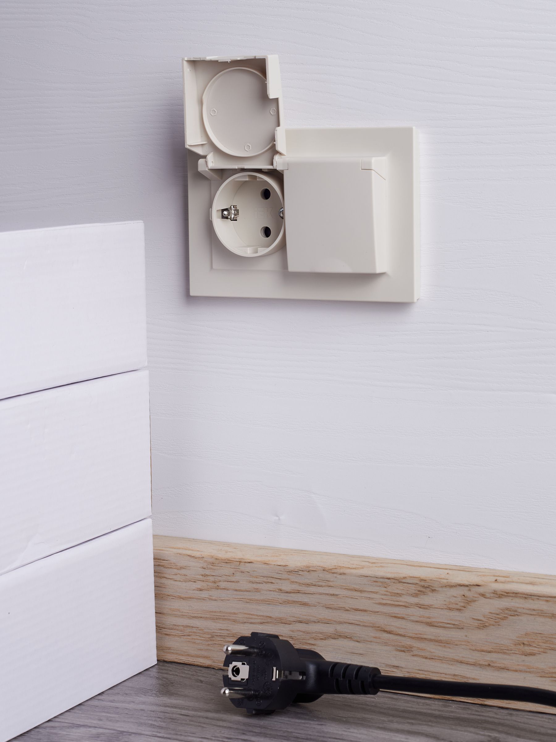             BRITE 2 ұялы қақпақ бар розетка 16А толық IP44 РСбш12-3-44-БрКр сарығыш ИЭК    