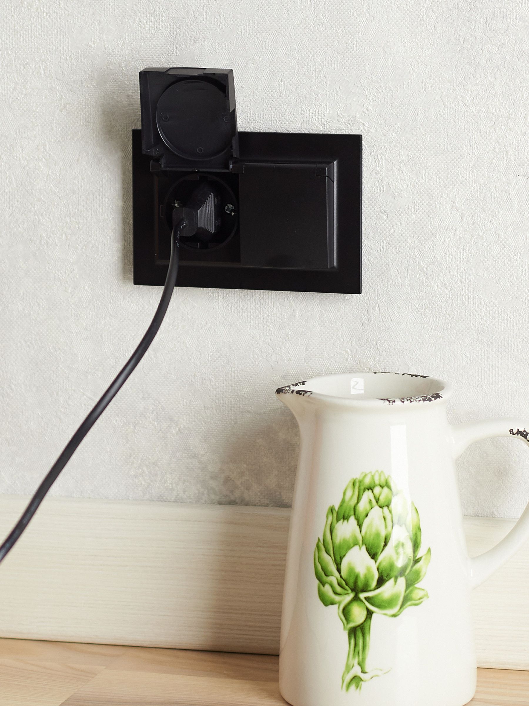             BRITE 2 ұялы қақпақ бар розетка 16А толық IP44 РСбш12-3-44-БрЧ қара ИЭК    