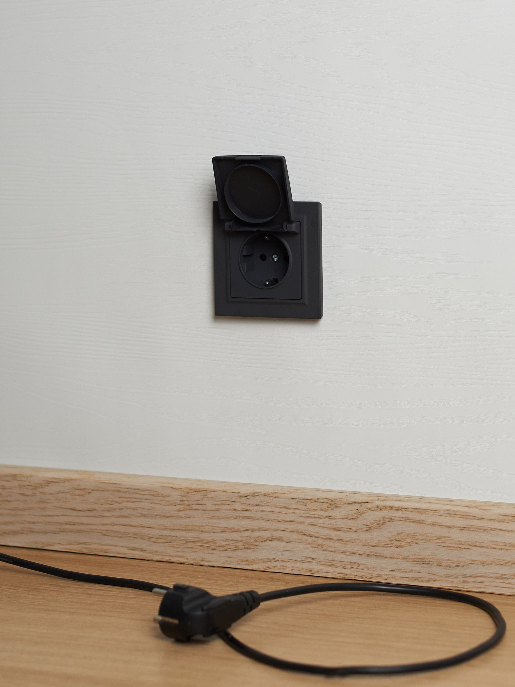             BRITE 1 ұялы жерлендірумен қақпақ мен перделері бар розетка 16А IP44 РСбш10-3-44-БрГ графит    