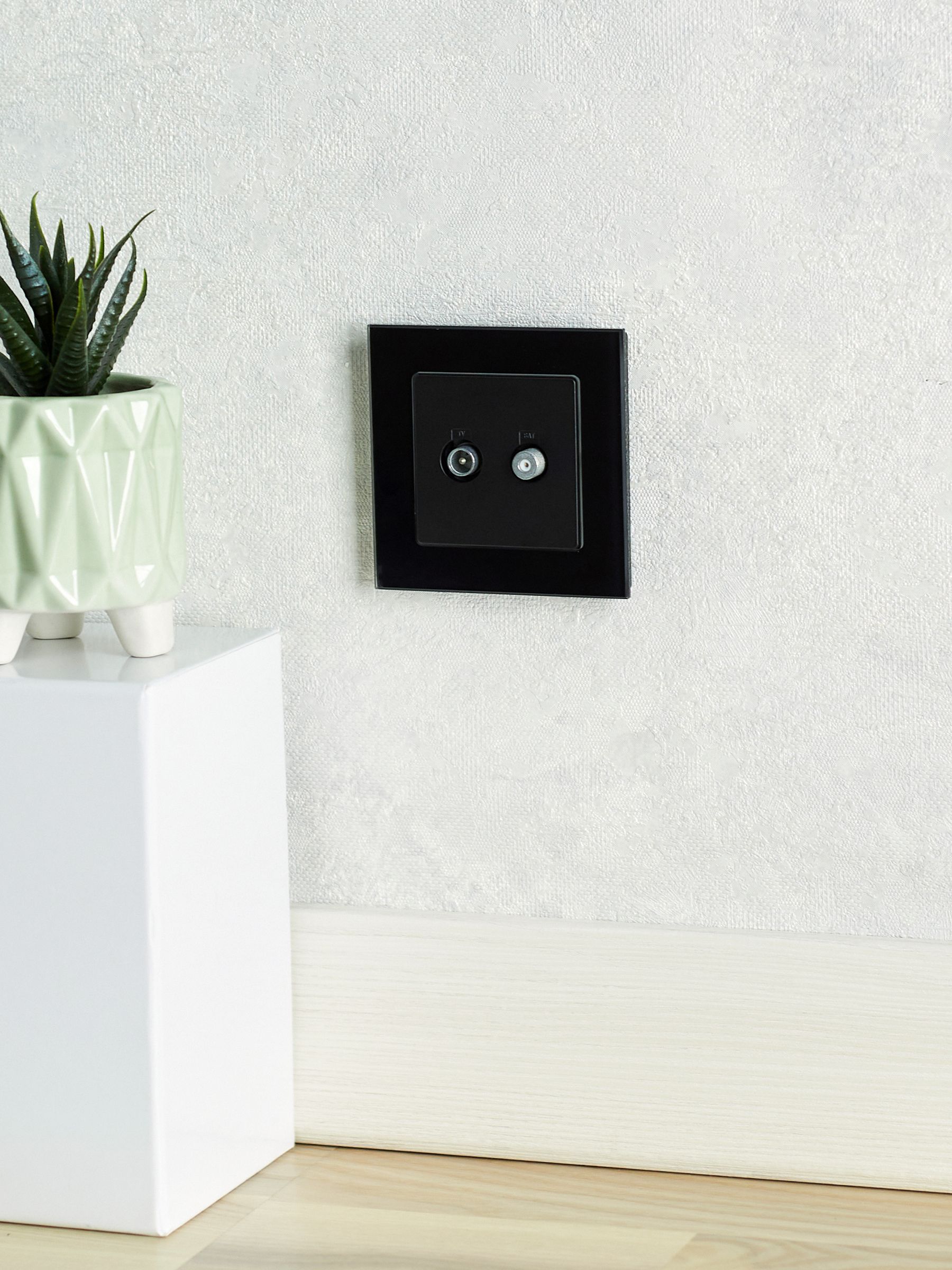             BRITE 2 ұялы розетка TV+SAT РТВ/РСп12-БрЧ қара ИЭК    