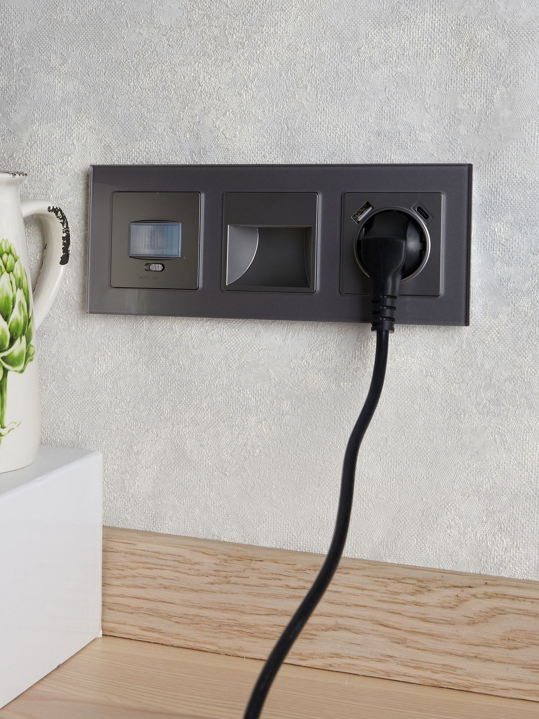             BRITE 1 ұялы жерлендірумен перделері бар розетка 16А с USB A+C 18Вт РЮш11-1-БрС болат ИЭК    