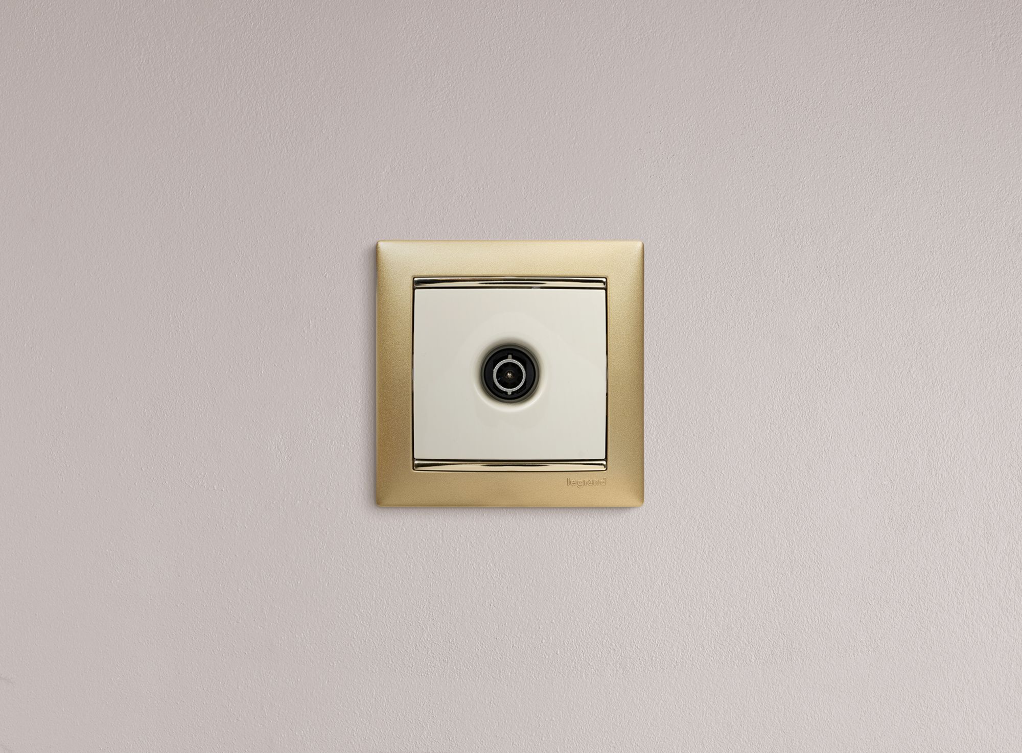             Розетка TV 2400mhz (Піл сүйегі) Valena  /774329/    