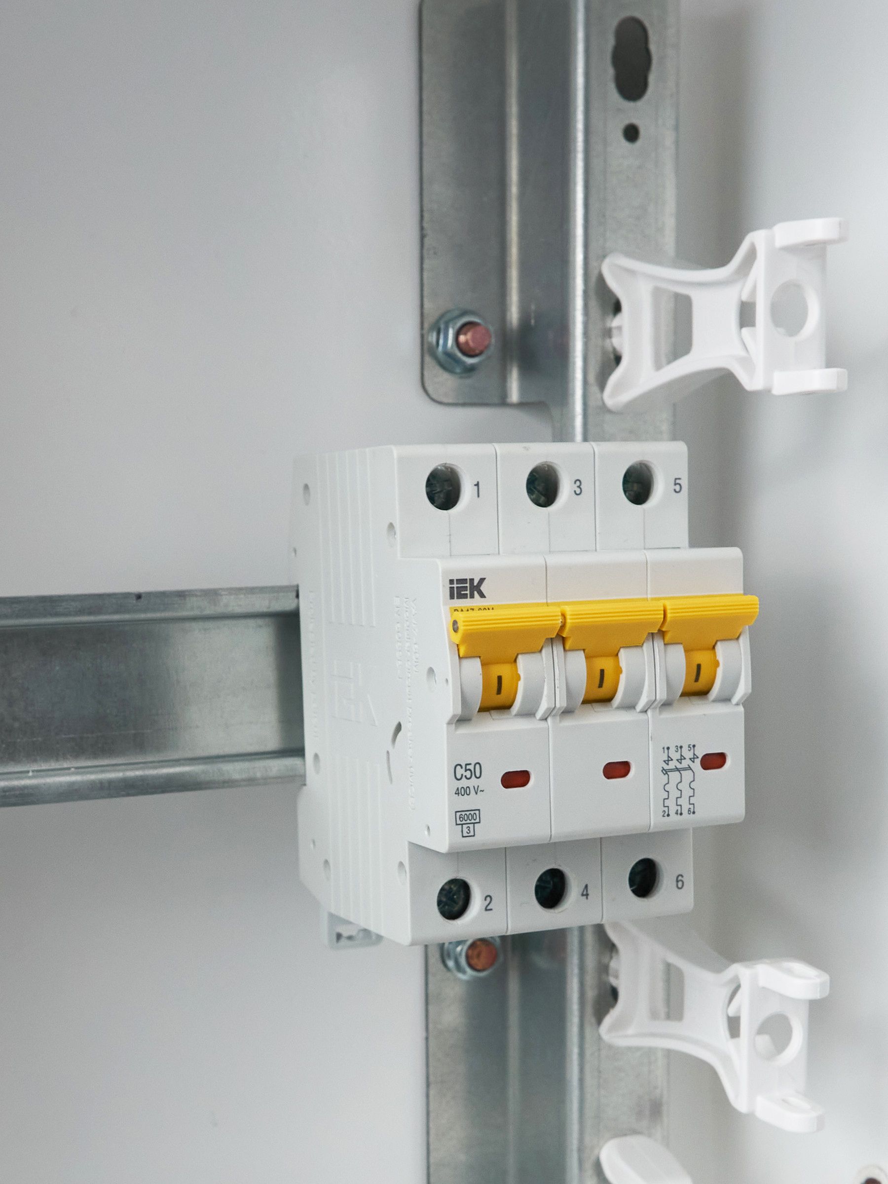             Автоматтық ажыратқыш 3Р ВА 47-60М 50А 6кА С ИЭК    