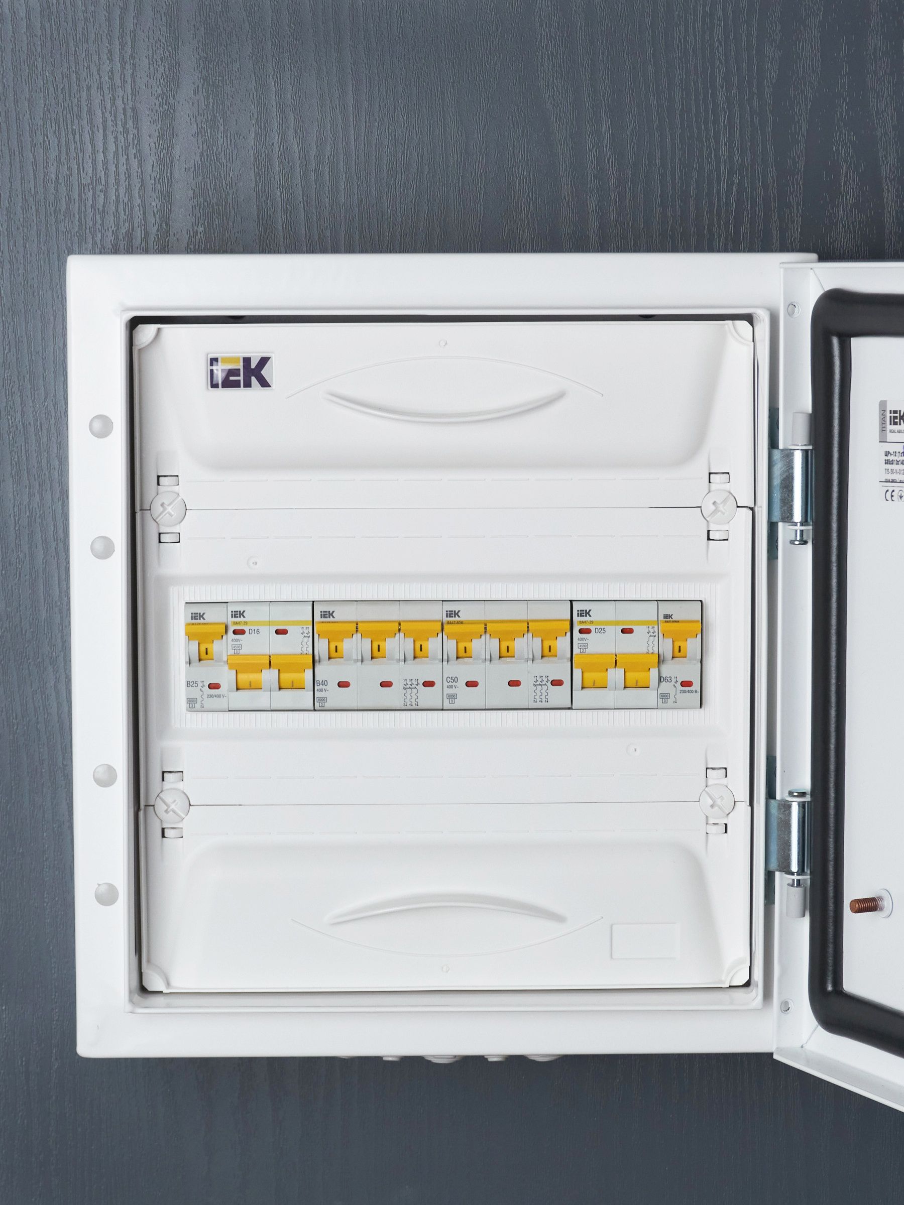             Автоматтық ажыратқыш 3Р ВА 47-60М 50А 6кА С ИЭК    