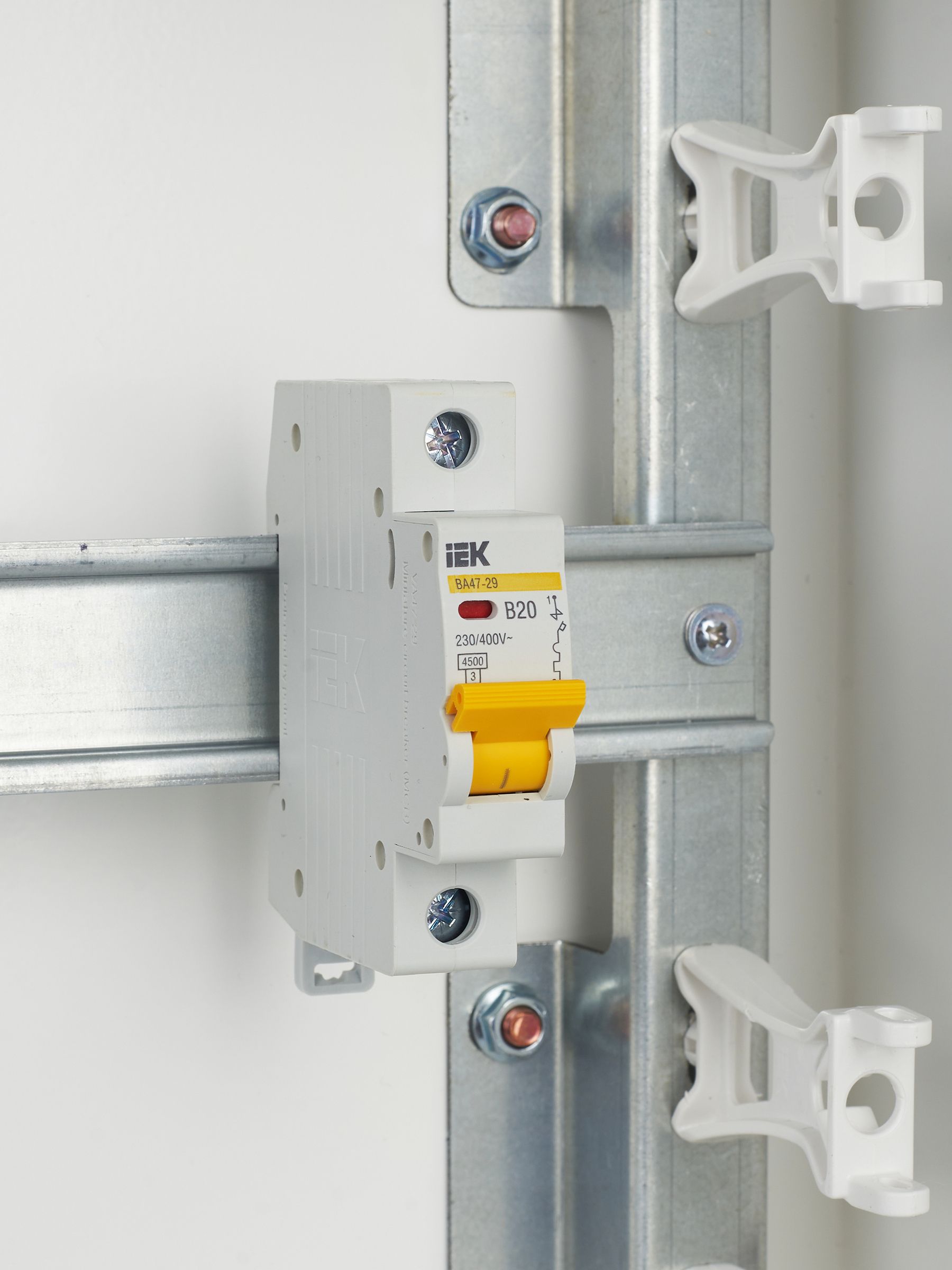             Автоматтық ажыратқыш 1Р ВА 47-29 20 А В сипаттама ИЭК    