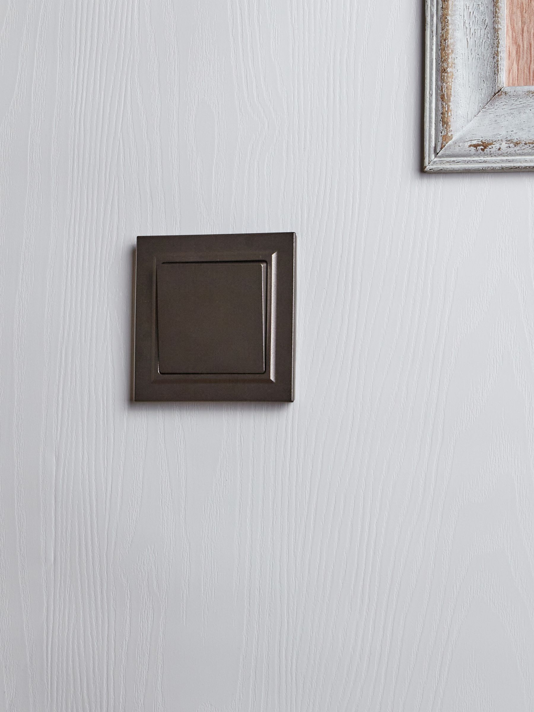             BRITE 1-пернелі айқаспалы ажыратқышы 10А ВС10-1-3- БрТБ қара қола IEK    