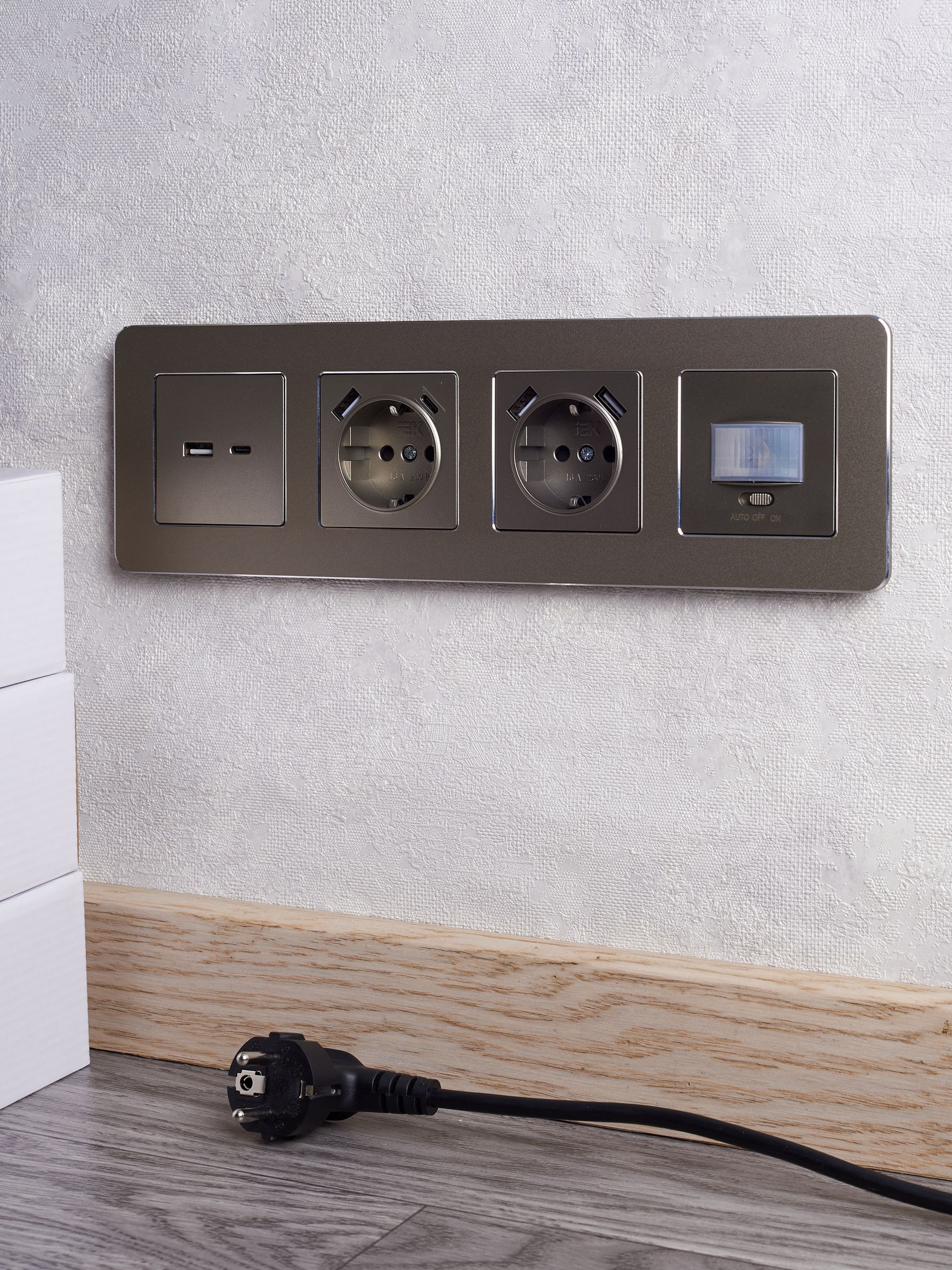             BRITE Розетка 1 орынды қорғаныс перделері бар, жерге тұйықталған 16А USB A+C мен 18Вт РЮш11-1-БрШ шампан ИЭК    
