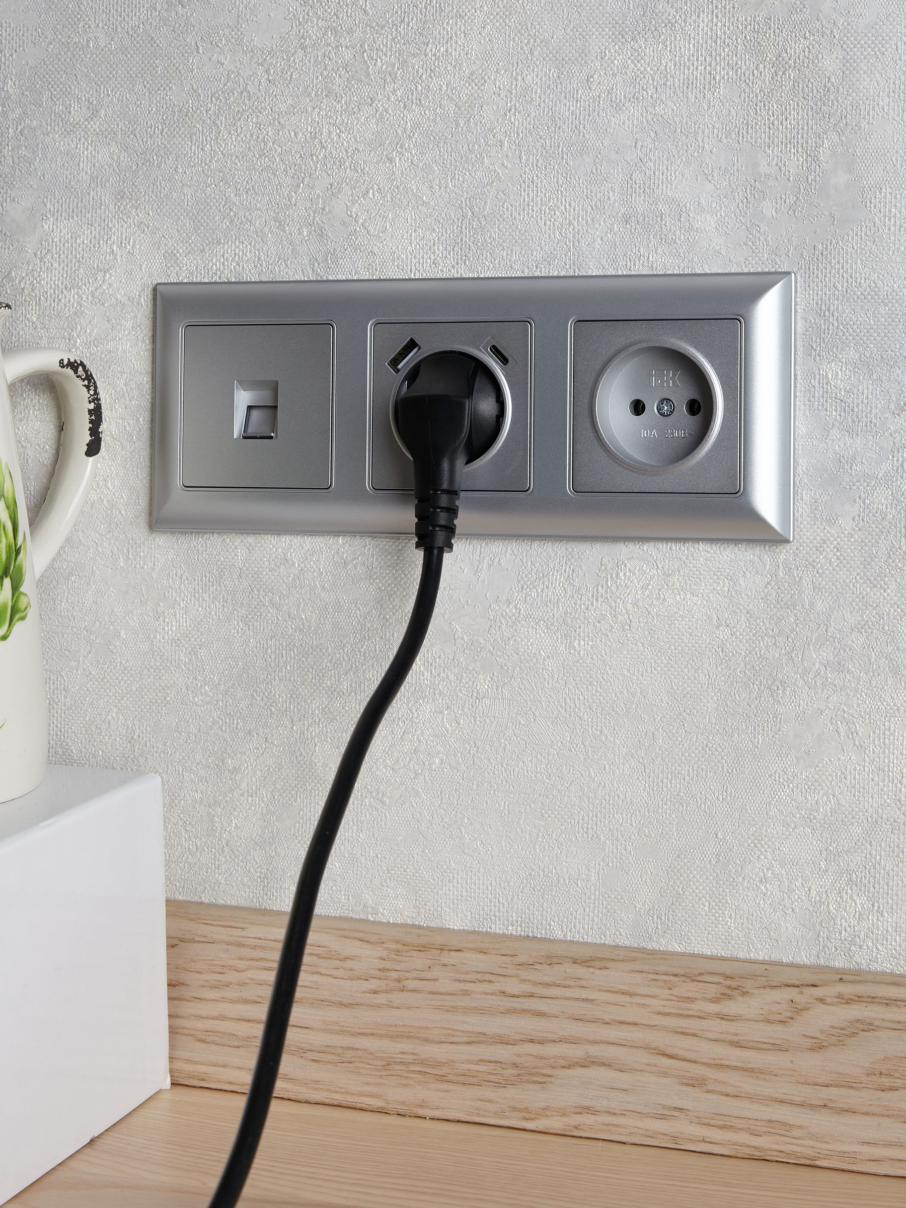             BRITE Розетка 1 орынды қорғаныс перделері бар, жерге тұйықталған 16А USB A+C мен 18Вт РЮш11-1-БрА алюминий ИЭК    