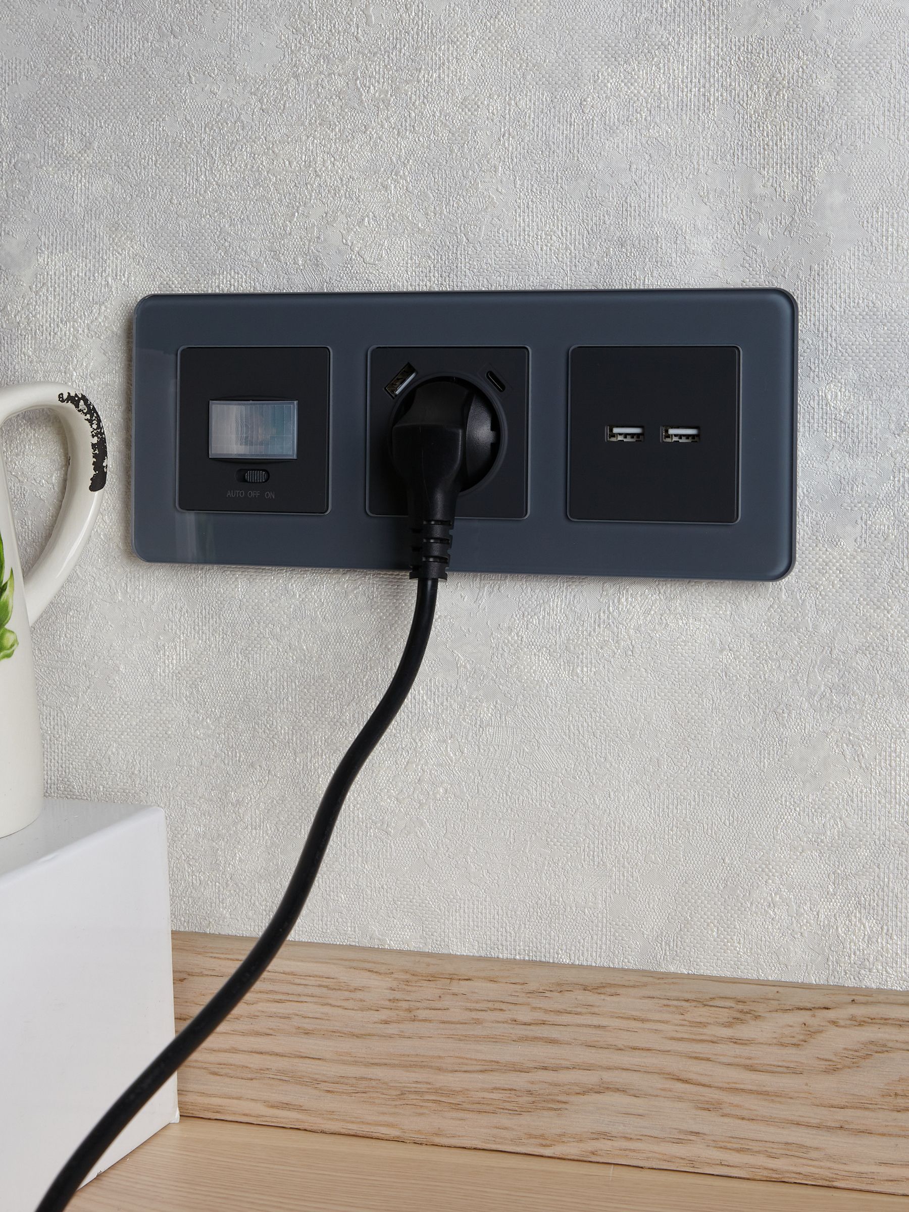             BRITE Розетка 1 орынды қорғаныс перделері бар, жерге тұйықталған 16А USB A+C мен 18Вт РЮш11-1-БрГ графит ИЭК    