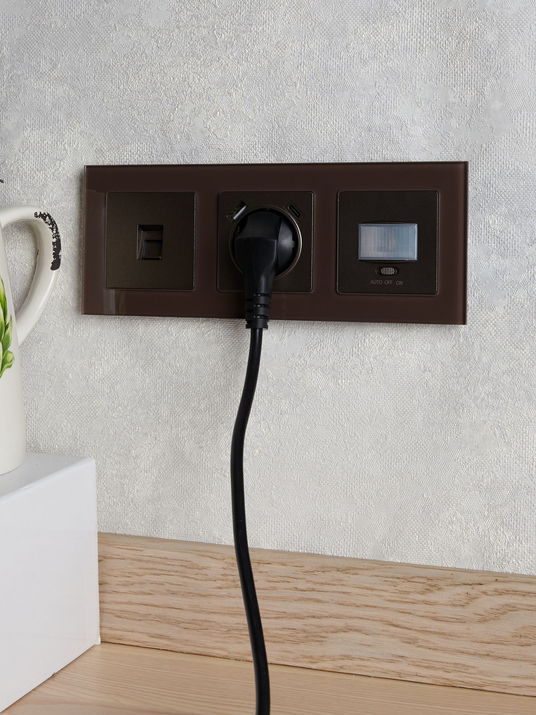             BRITE Розетка 1 орынды қорғаныс перделері бар, жерге тұйықталған 16А USB A+C мен 18Вт РЮш11-1-БрТБ қара қола ИЭК    