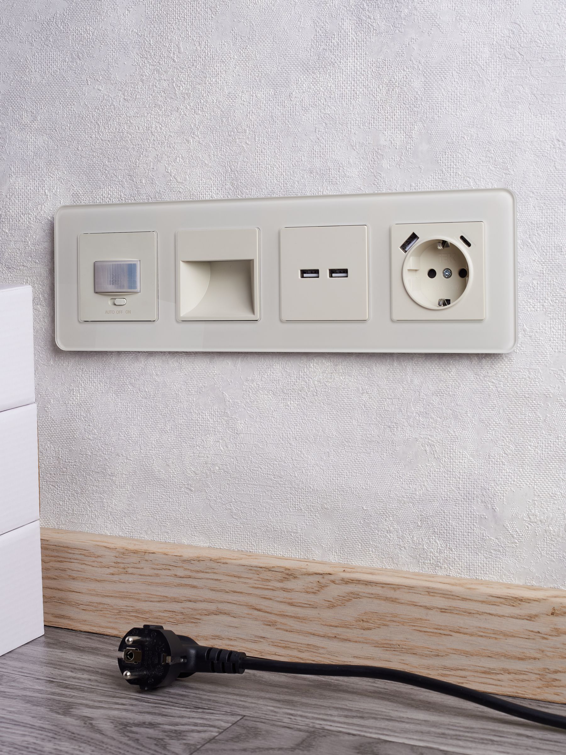             BRITE Розетка 1 орынды қорғаныс перделері бар, жерге тұйықталған 16А USB A+C мен 18Вт РЮш11-1-БрКр сарғыш ИЭК    