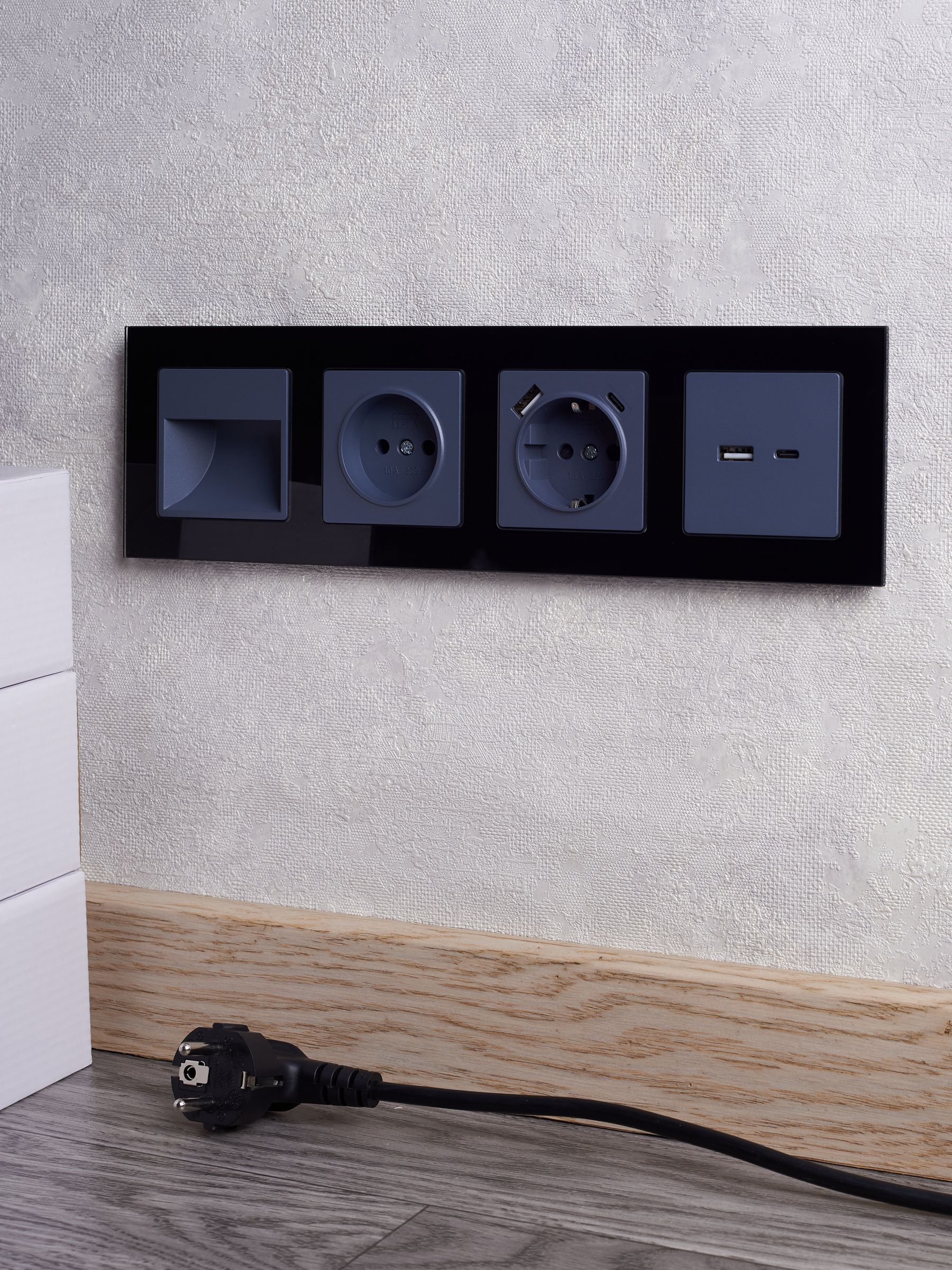             BRITE Розетка 1 орынды қорғаныс перделері бар, жерге тұйықталған 16А USB A+C мен 18Вт РЮш11-1-БрМ маренго ИЭК    