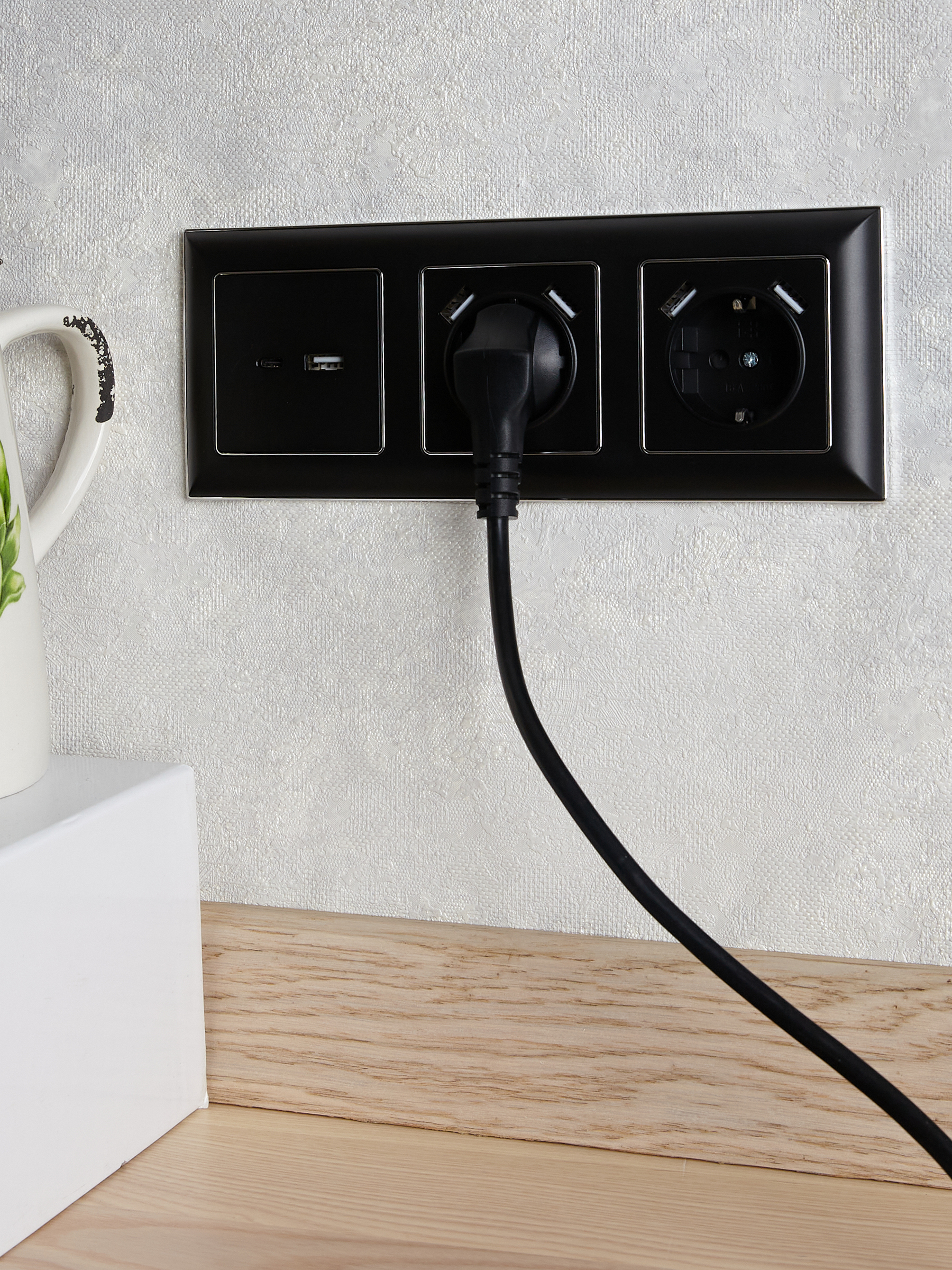             BRITE USB A+C розеткасы 18 Вт РЮ11-1-БрЧ қара ИЭК    