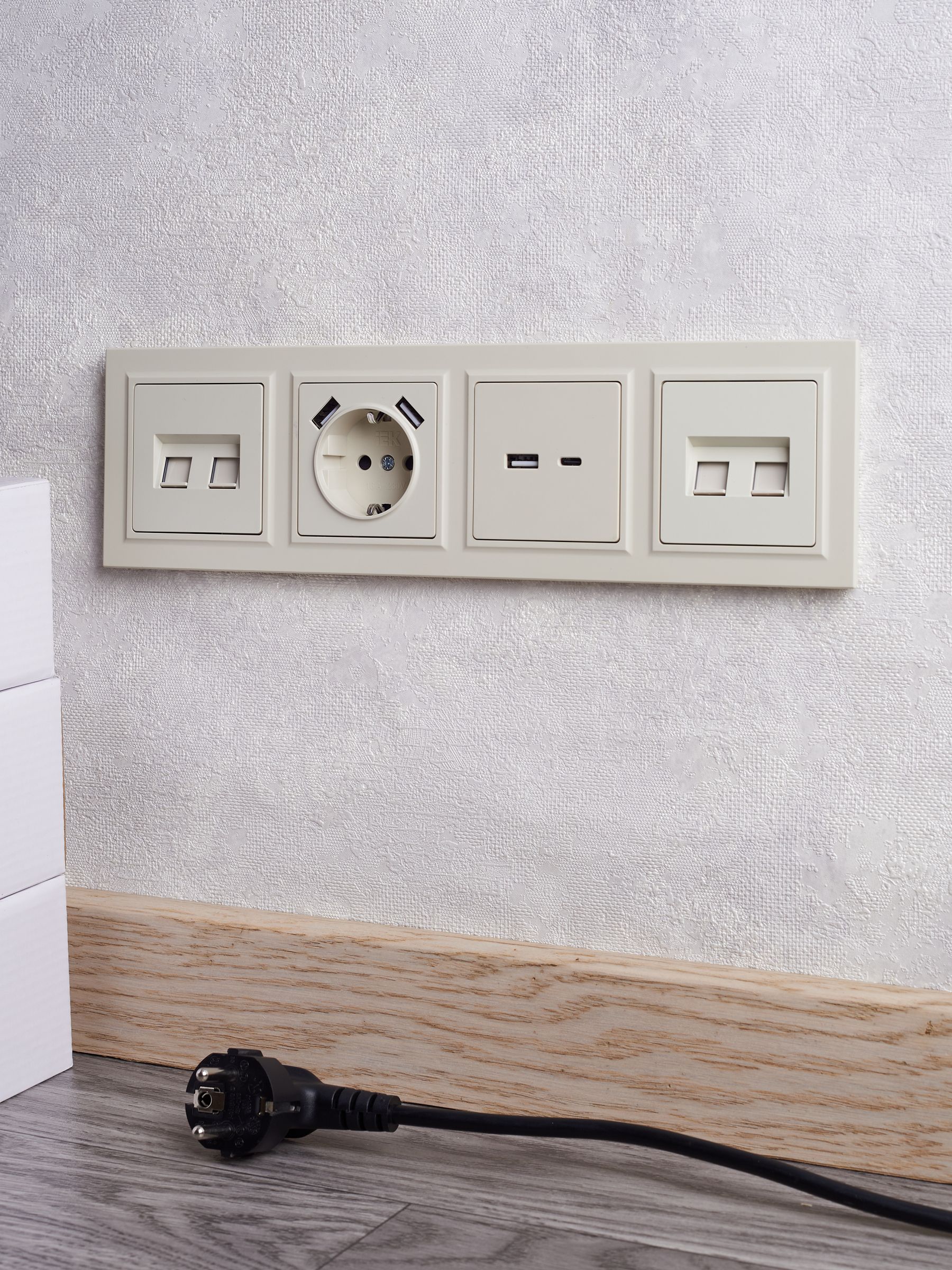             BRITE USB A+C розеткасы 18 Вт РЮ11-1-БрКр сарғыш ИЭК    
