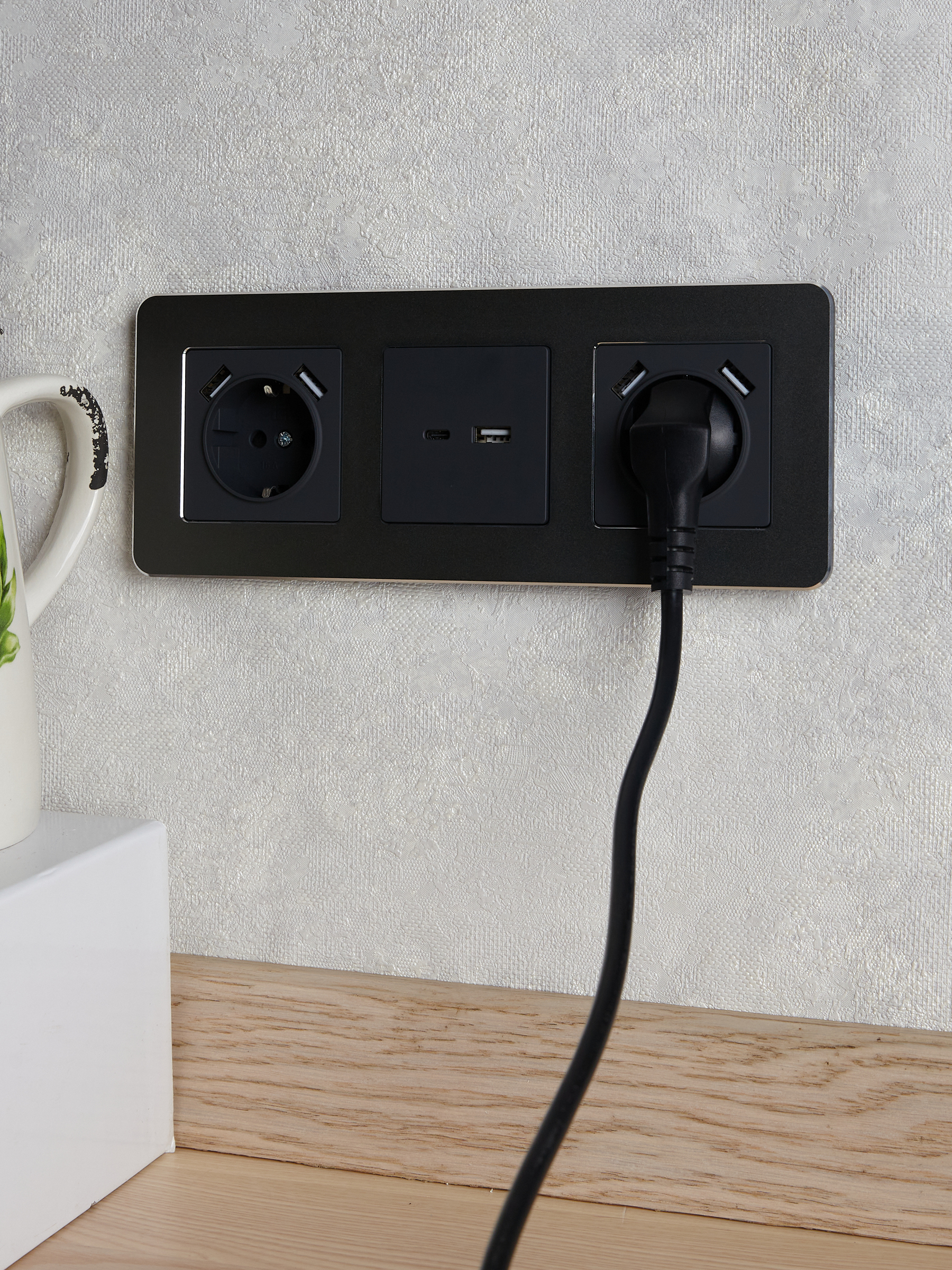            BRITE USB A+C розеткасы 18 Вт РЮ11-1-БрГ графит ИЭК    