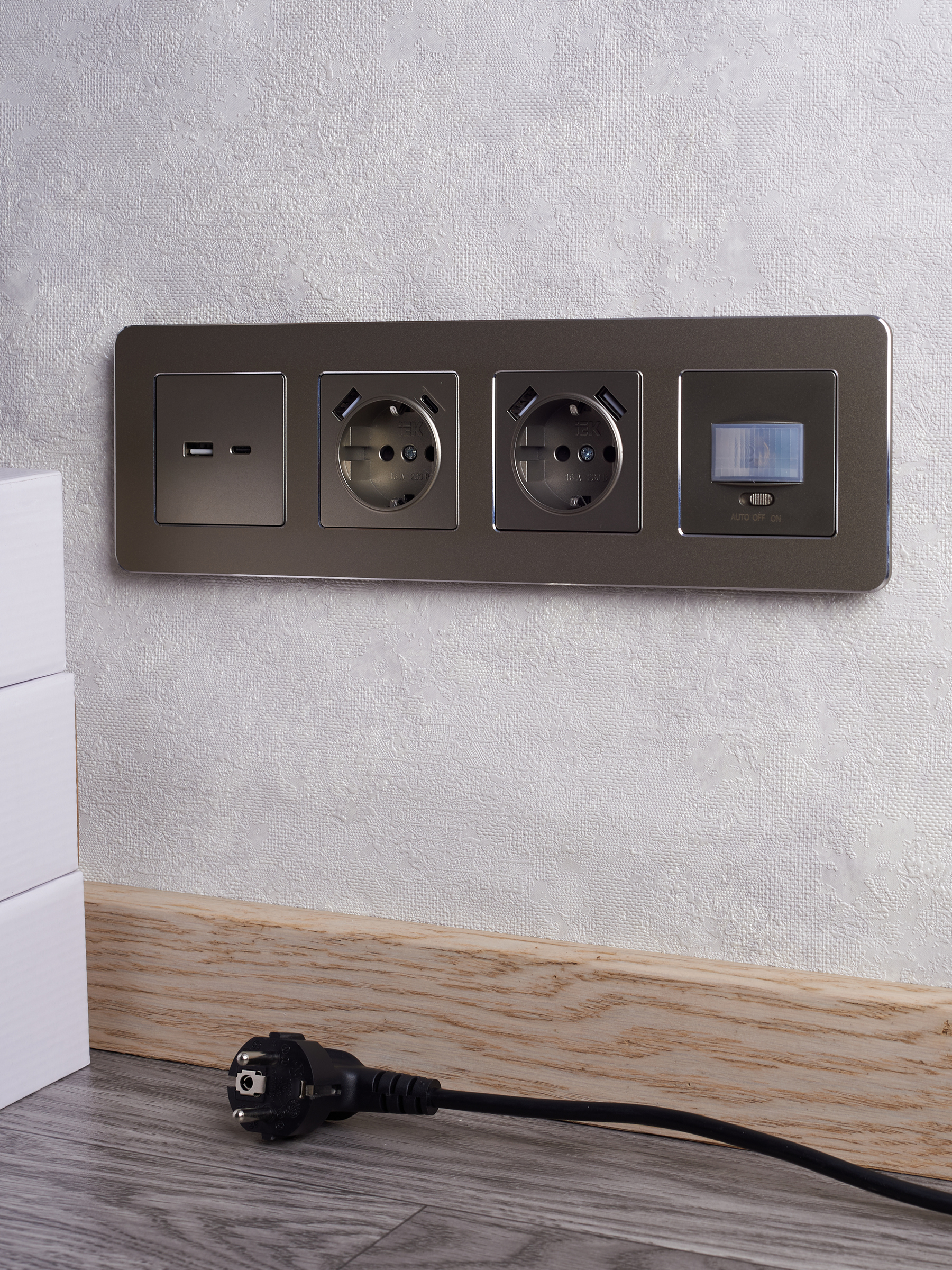             BRITE USB A+C розеткасы 18 Вт РЮ11-1-БрШ Шампан ИЭК    