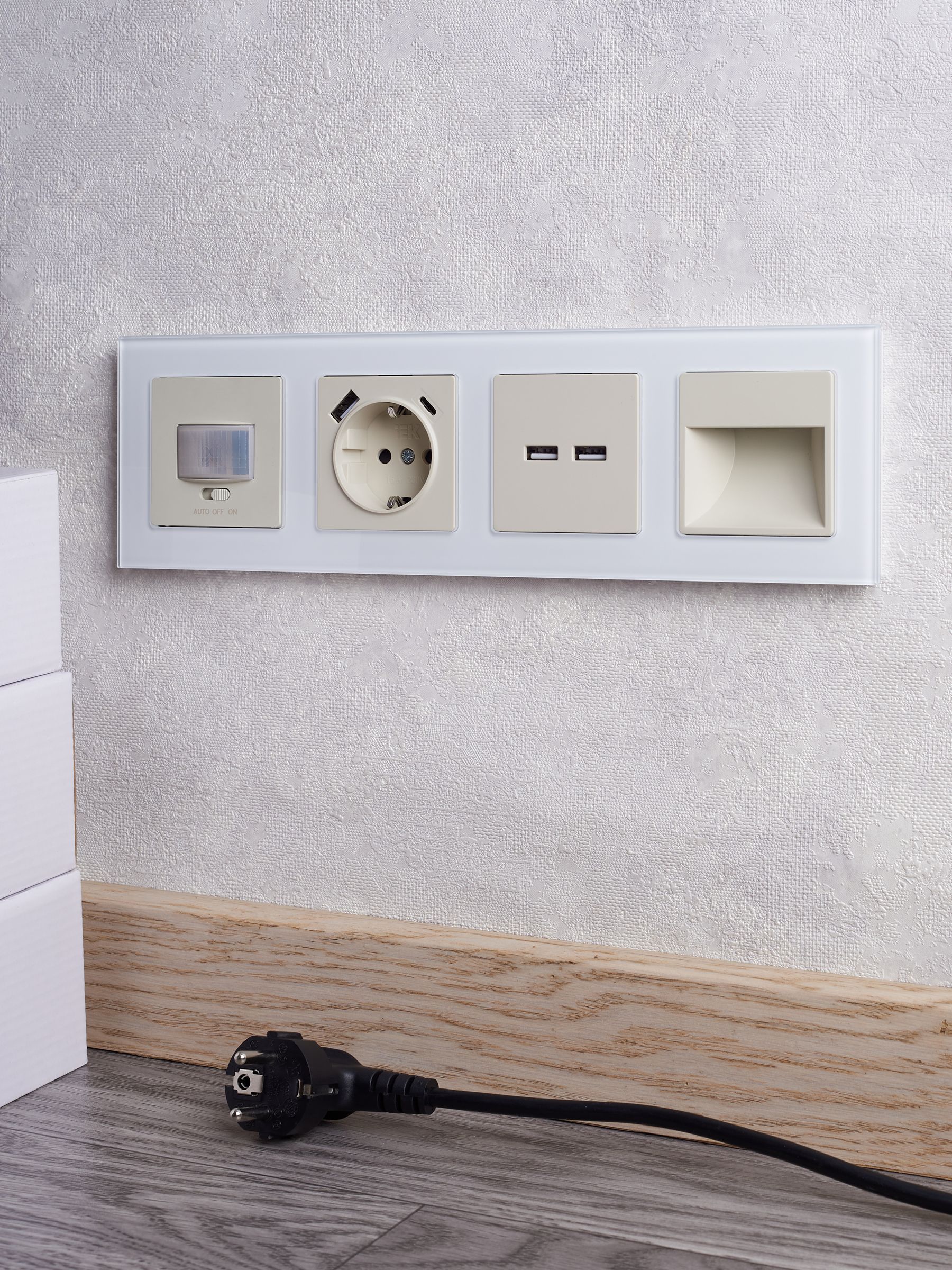             BRITE Жақтау 4 орынды РУ-4-2- БрБ шыны ақ ИЭК    