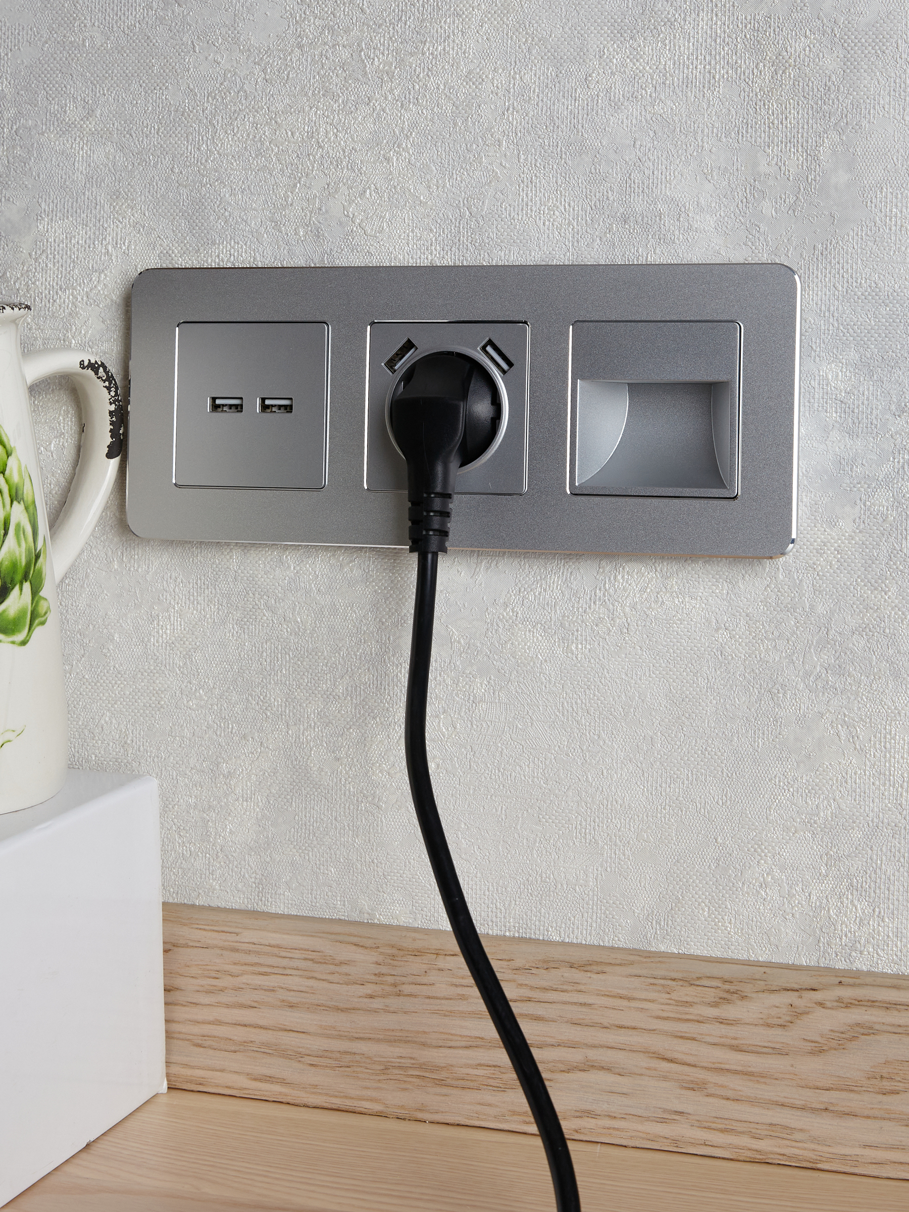             BRITE розеткасы, USB A+A 5В 3,1 А РЮ10-1-БрА алюминий ИЭК    