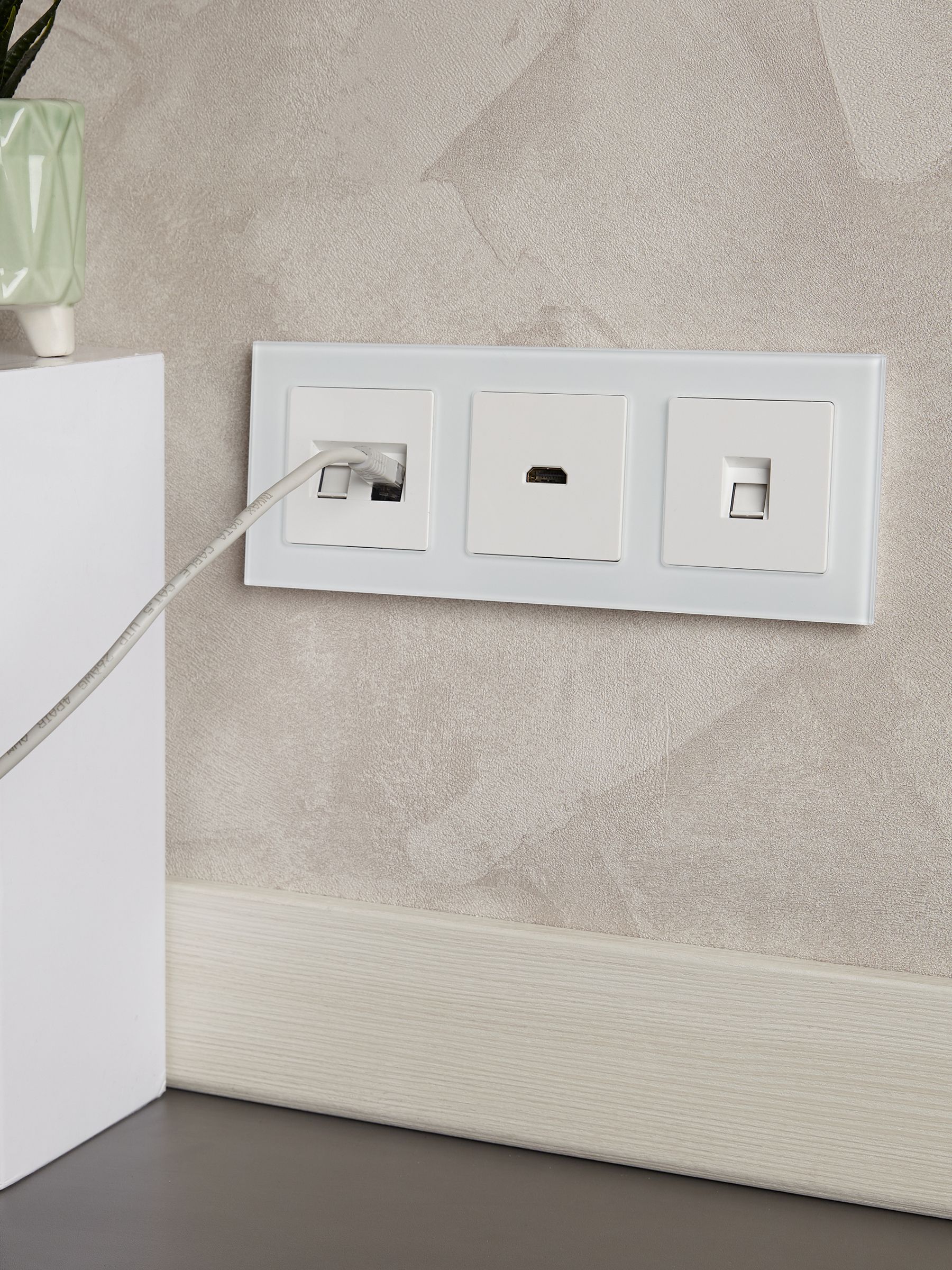             BRITE жиектемесі, 3 орынды РУ-3-2-Бр, шыны ақ күңгірт ИЭК    