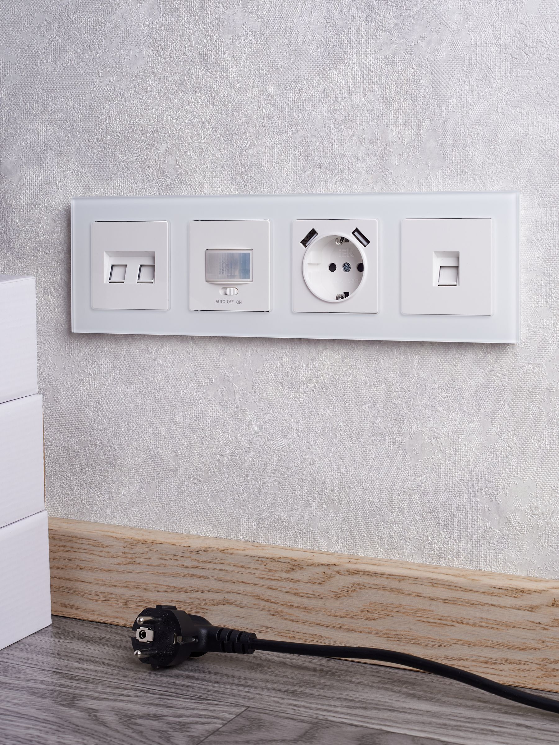             BRITE жиектемесі, 4 орынды РУ-4-2-Бр, шыны ақ күңгірт ИЭК    