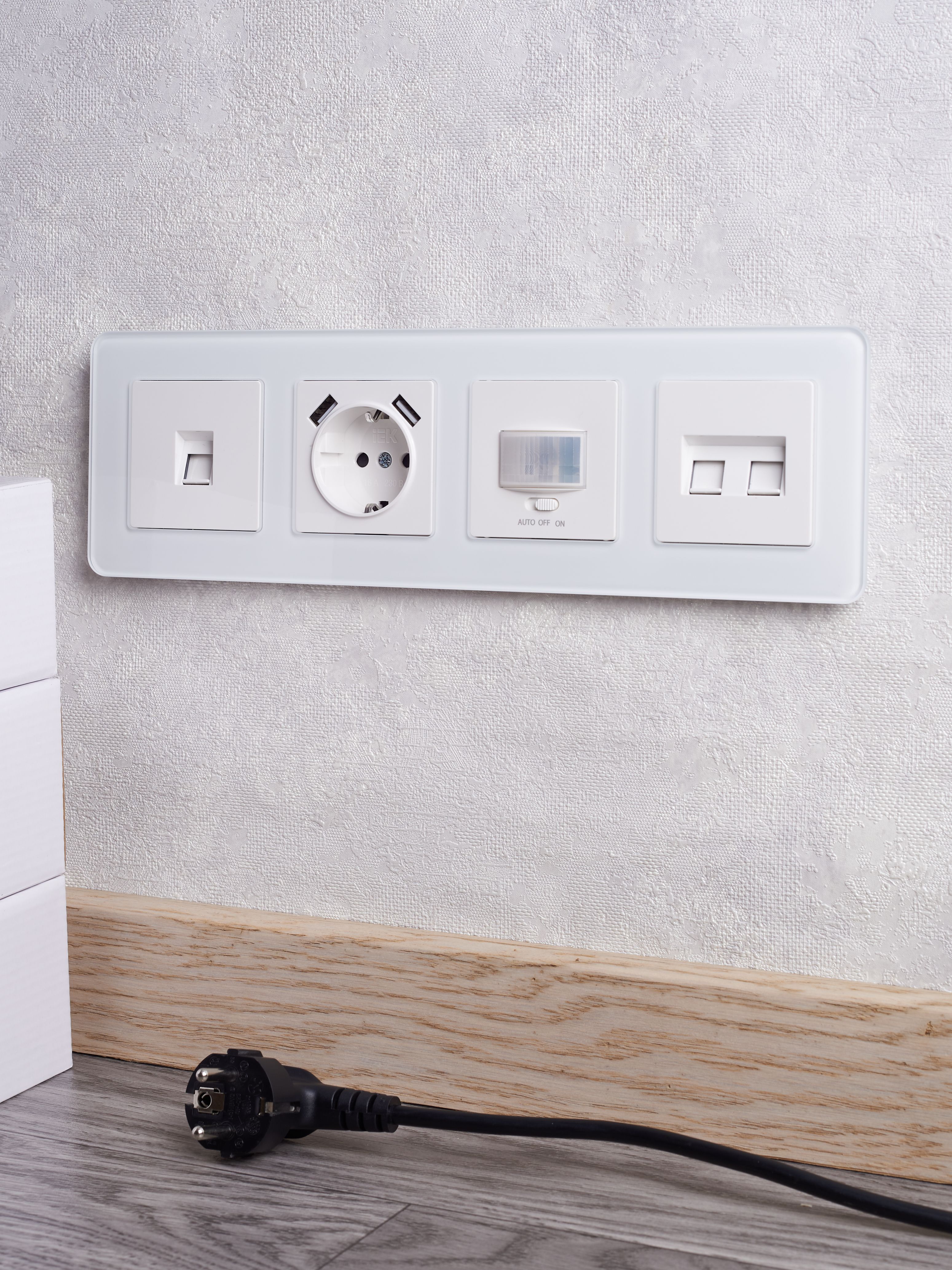             BRITE жиектемесі, 4 орынды РУ-4-2-Бр, шыны ақ RE ИЭК    