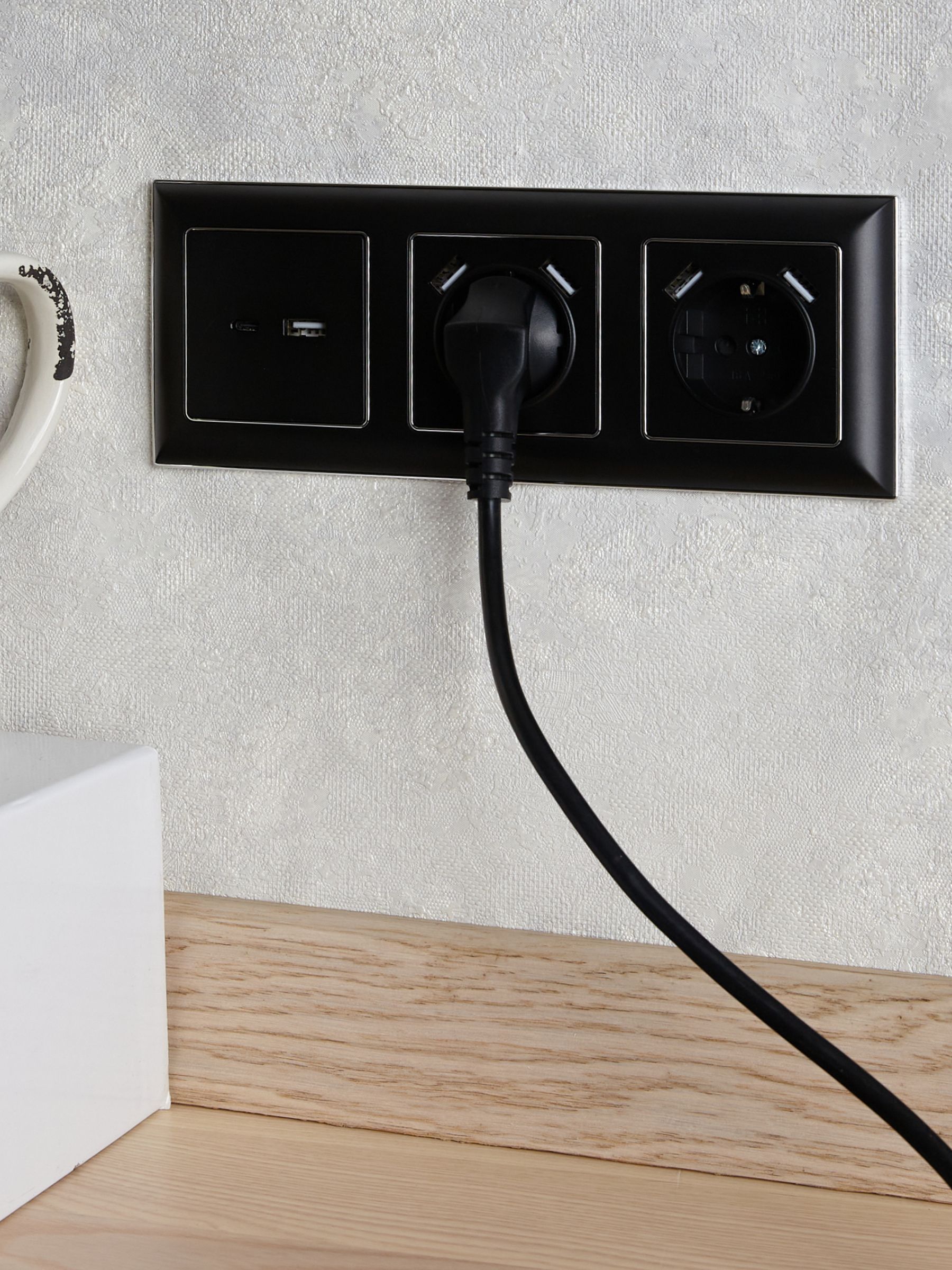             BRITE Розетка 1 орынды қорғаныс перделері бар, жерге тұйықталған 16АUSB A+A мен 5B 2,1A  РЮш10-1-БрЧ қара ИЭК    