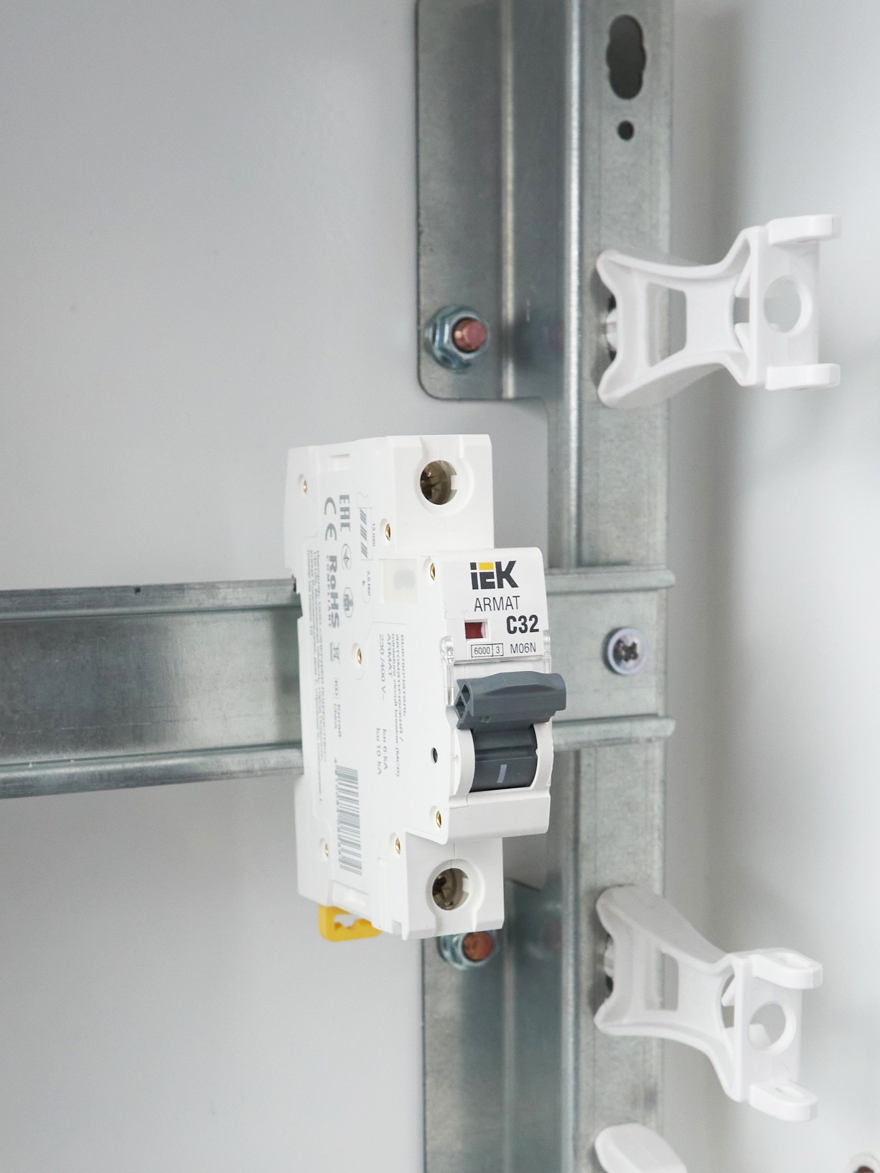             ARMAT Автоматты ажыратқыш M06N 1P C 32А IEK    