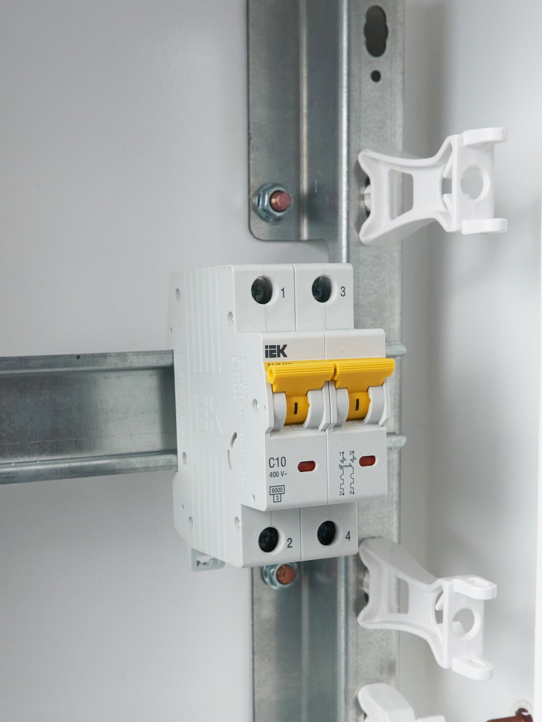             KARAT Автоматтық ажыратқыш ВА47-60M 2P C 10А 6кА IEK    