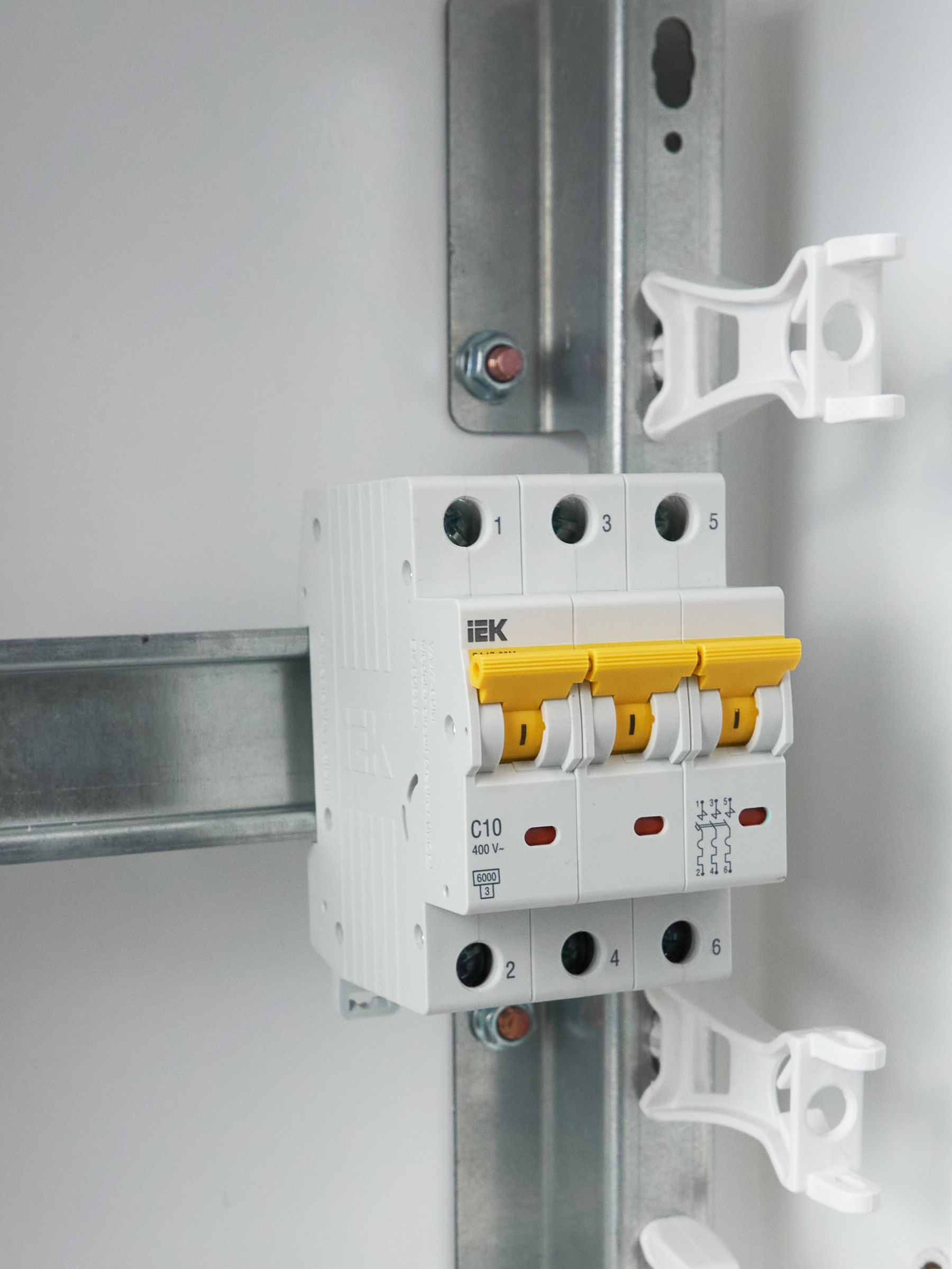             Автоматтық ажыратқыш 3Р ВА47-60M 10А 6кА C ИЭК    