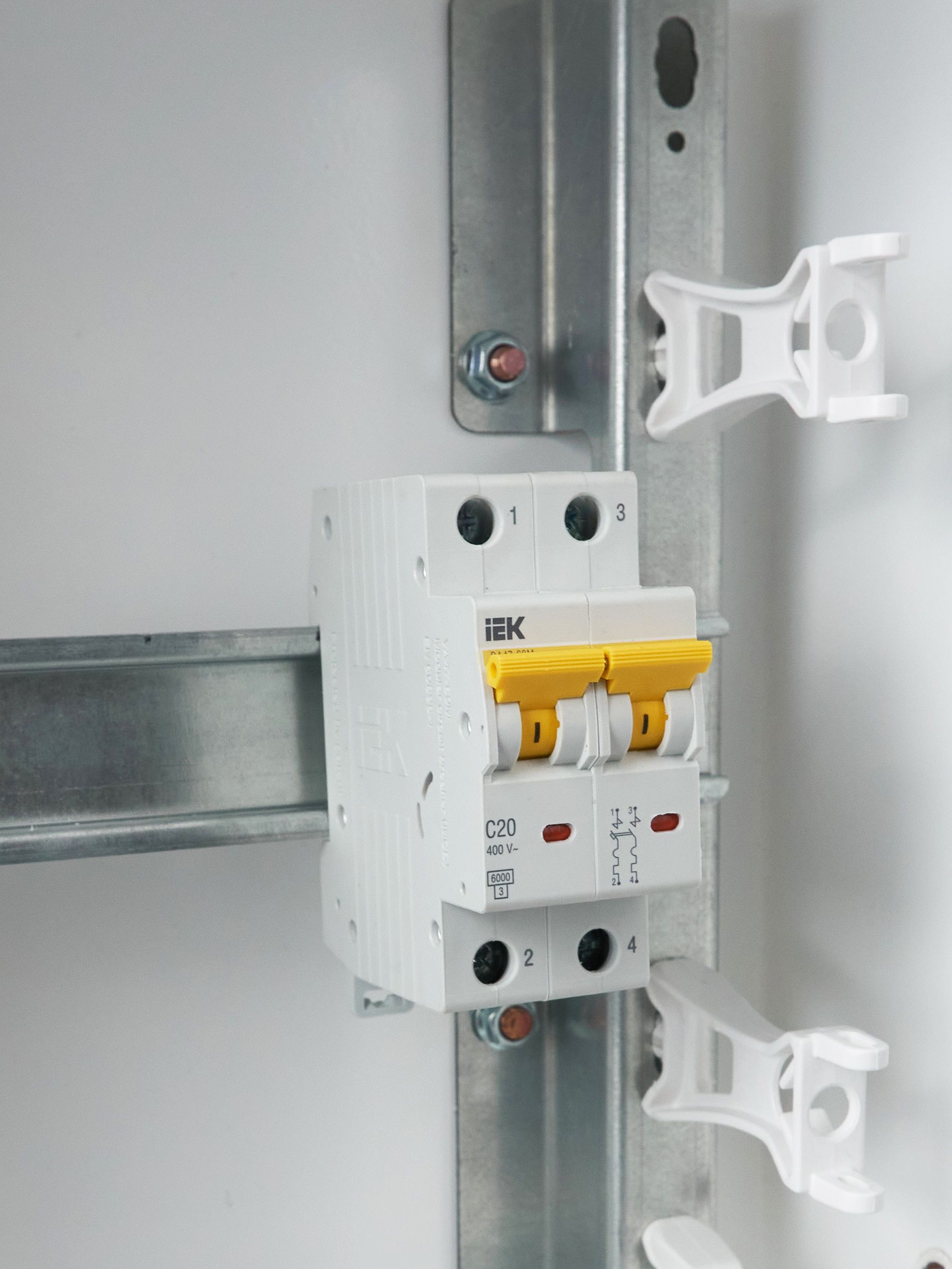             Автоматтық ажыратқыш 2Р ВА 47-60М 20А 6кА С ИЭК    