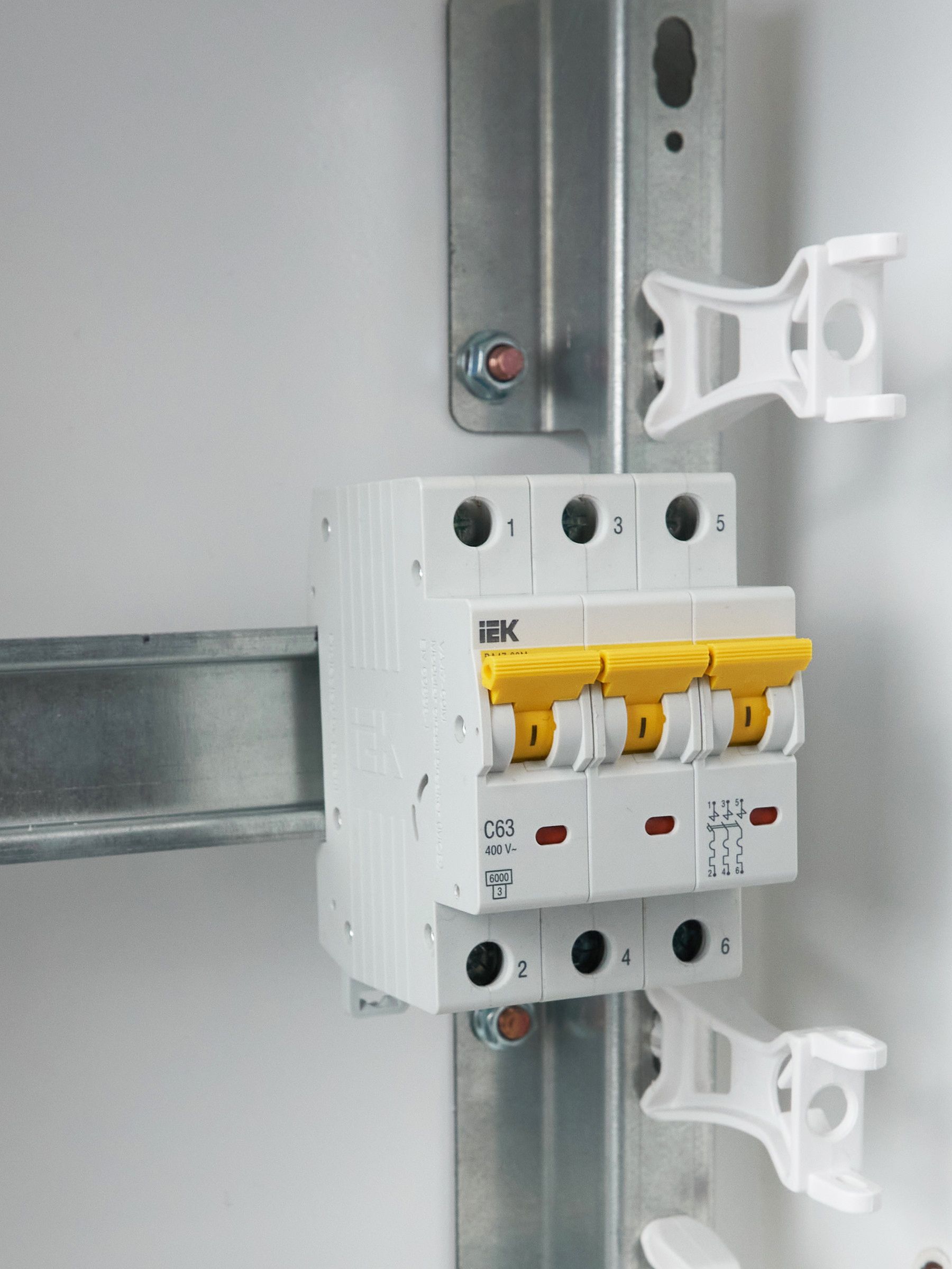             Автоматтық ажыратқыш 3Р ВА 47-60М 63А 6кА С ИЭК    