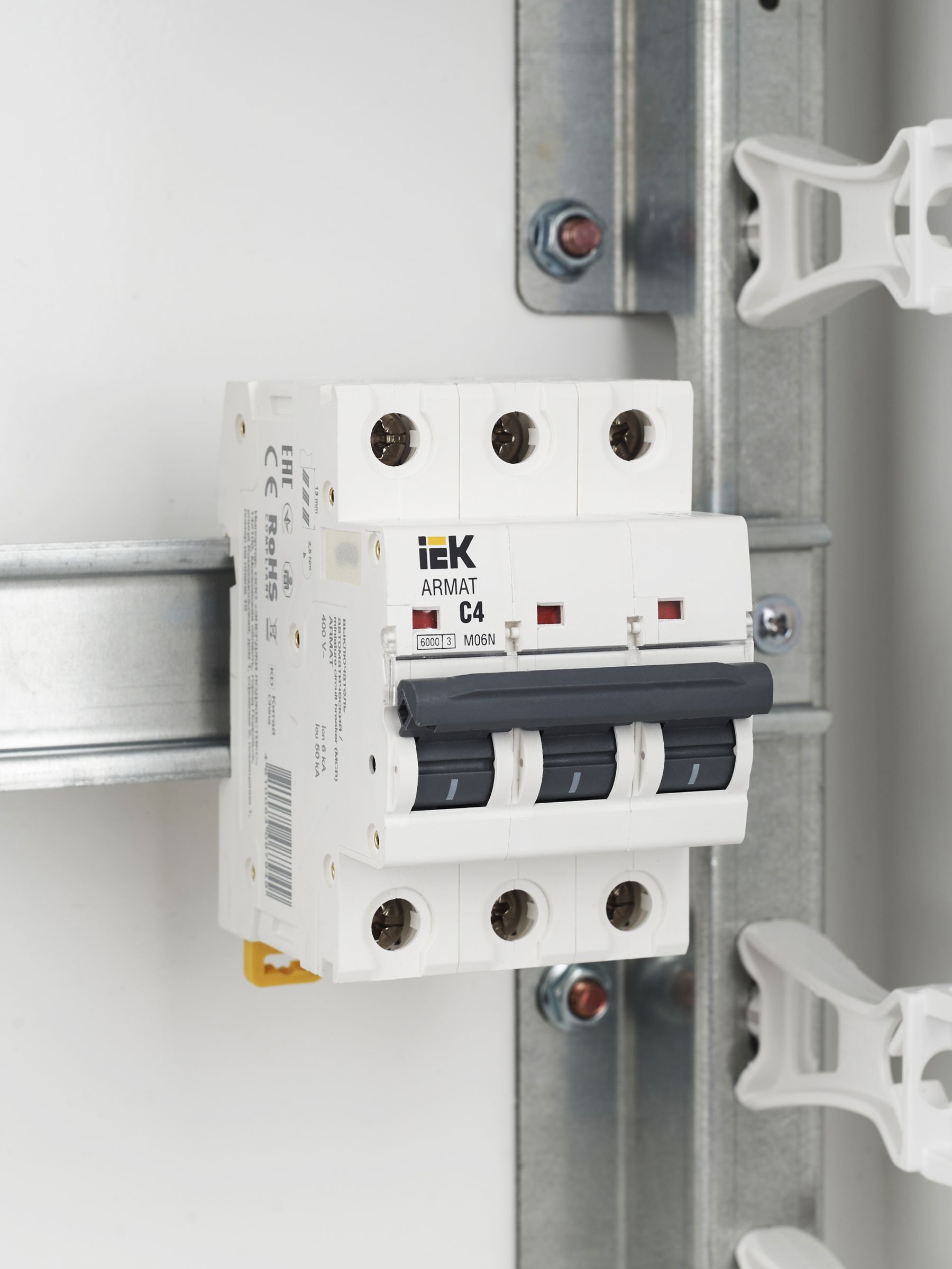             ARMAT Автоматтық ажыратқыш M06N 3P C 4А IEK    